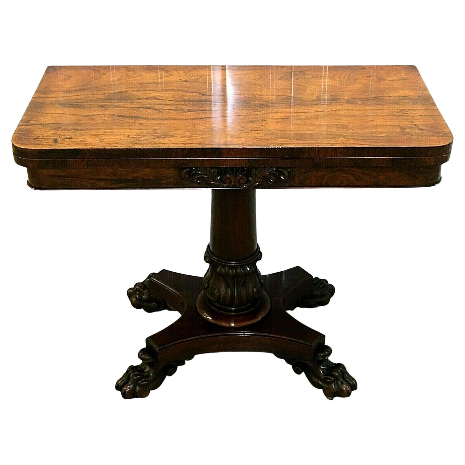 Table à cartes Regency en bois de feuillus tourné sur d'étonnantes pieds en pattes et roulettes