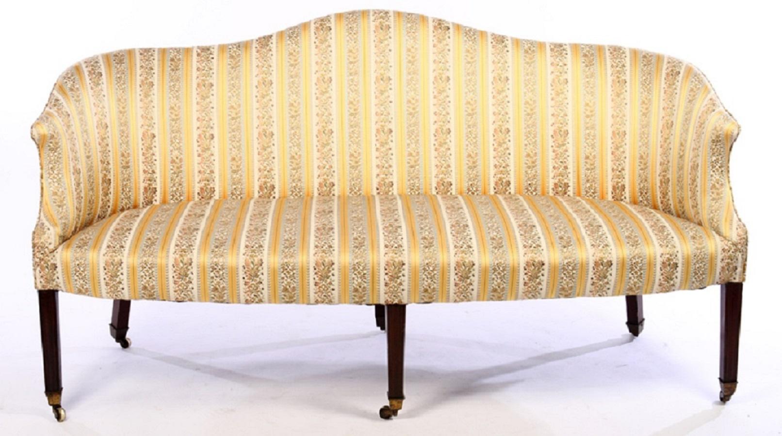 Anglais Canapé Regency Hepplewhite Camelback, Angleterre, vers 1795 en vente