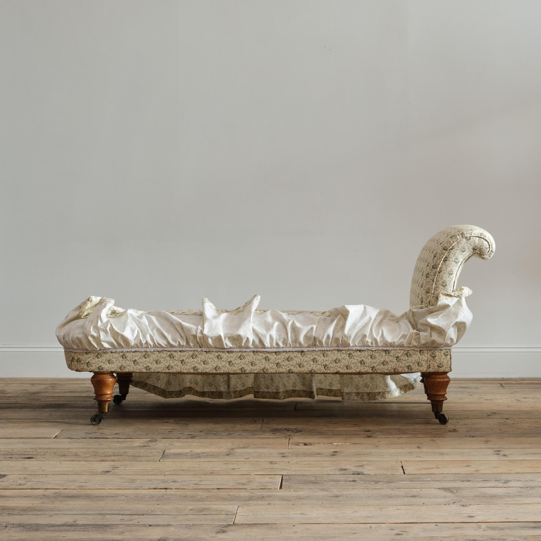 Regency Holland & Sons Daybed In Howe Rambling Rose Linen For Sale 4