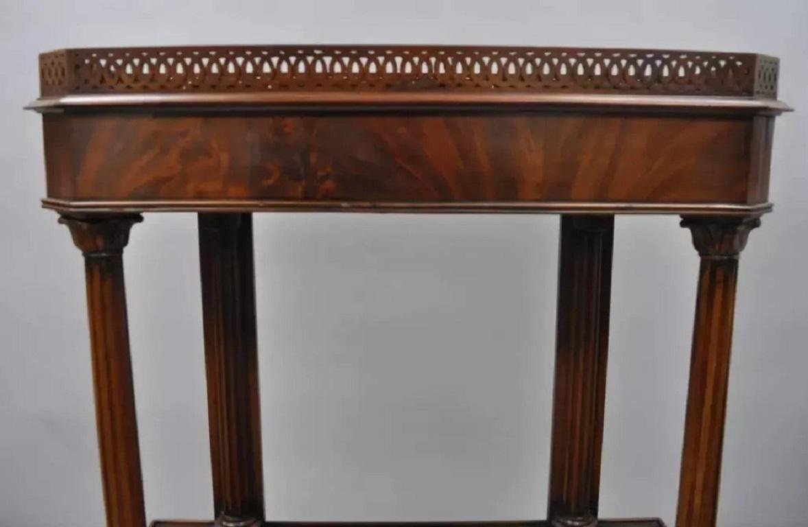 Librería Griffin de caoba tallada estilo Regency Horner Soportes Curio - un par Regencia en venta