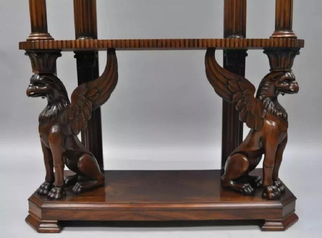 Librería Griffin de caoba tallada estilo Regency Horner Soportes Curio - un par Desconocido en venta