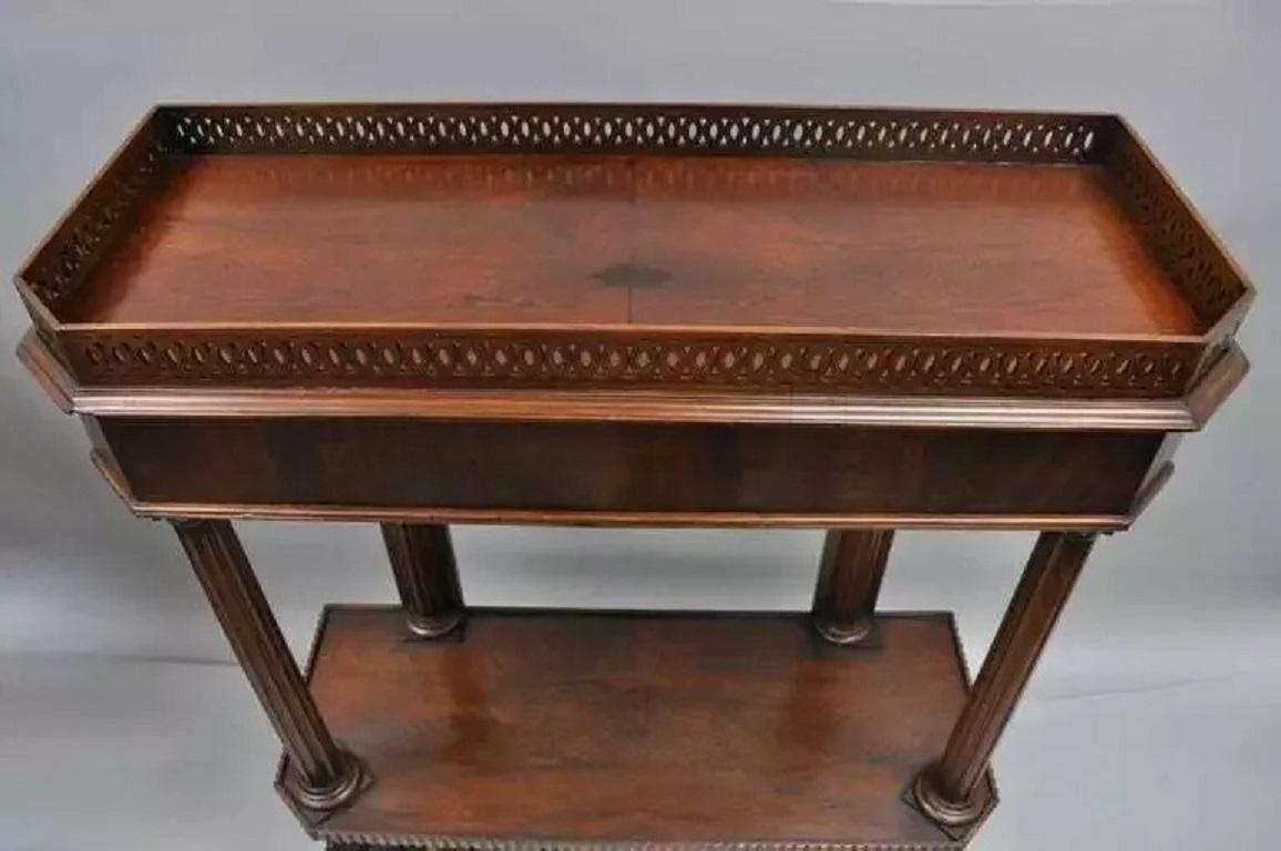 Librería Griffin de caoba tallada estilo Regency Horner Soportes Curio - un par en Bueno estado para la venta en Philadelphia, PA