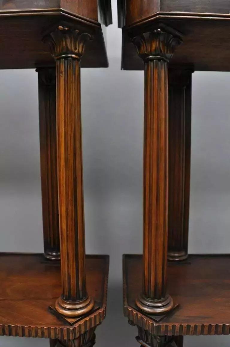 Librería Griffin de caoba tallada estilo Regency Horner Soportes Curio - un par siglo XX en venta