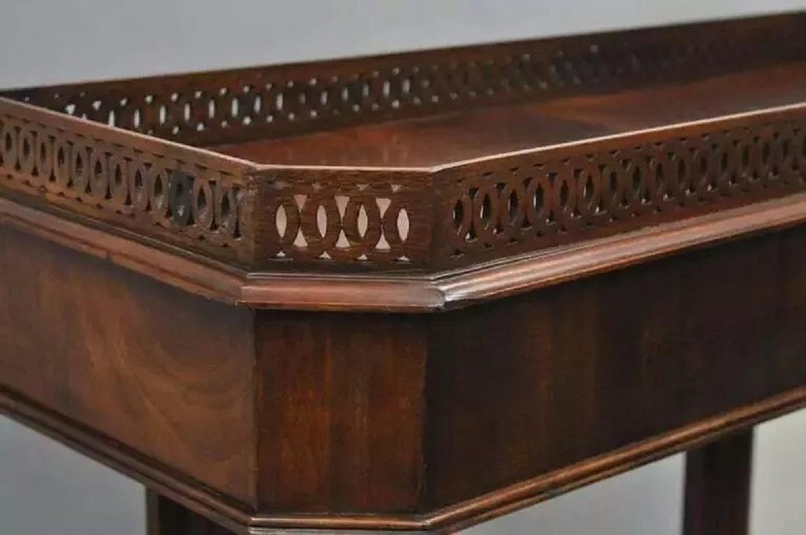 Librería Griffin de caoba tallada estilo Regency Horner Soportes Curio - un par Caoba en venta
