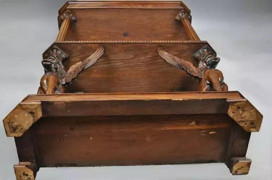 Librería Griffin de caoba tallada estilo Regency Horner Soportes Curio - un par en venta 1