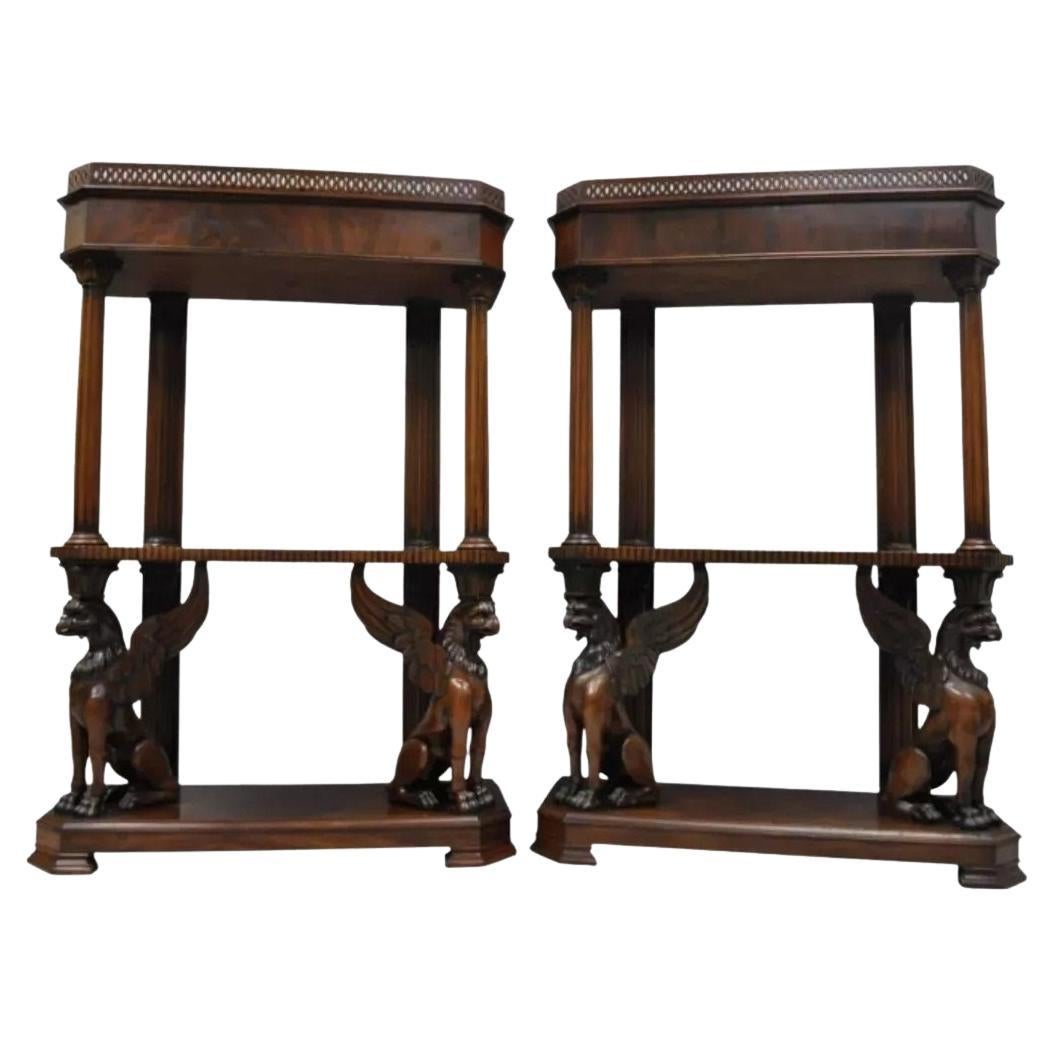 Libreria Curio in stile Regency Horner in mogano intagliato Griffin - una coppia