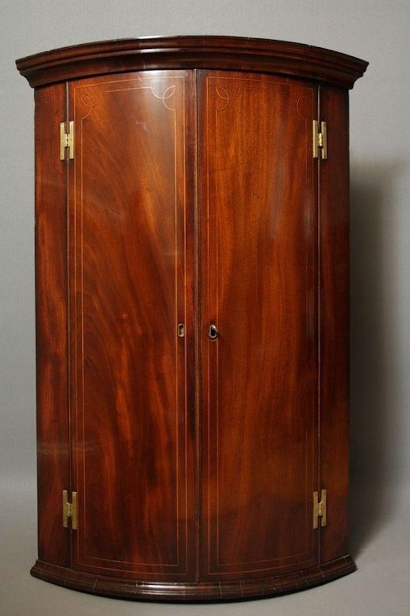 Sn636 Fine quality regency, bowfronted corner cupboard, having original H brass hinges, moulded cornice, satinwood string inlays, 3 shelves and 3 spice drawers. All in fantastic condition ready to place at home. c1820
H42