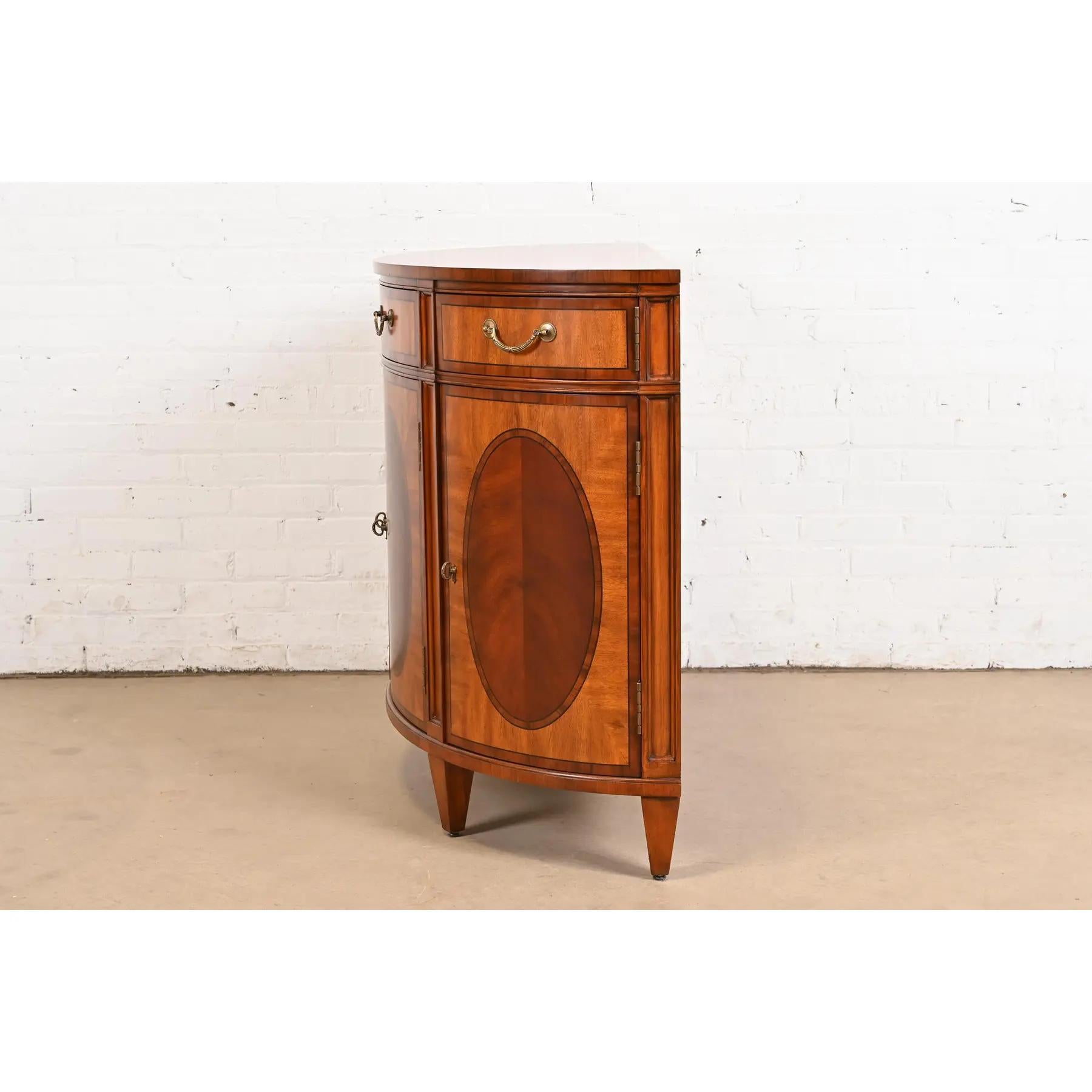 Buffet ou meuble de bar Demilune en acajou marqueté de style Régence en vente 3