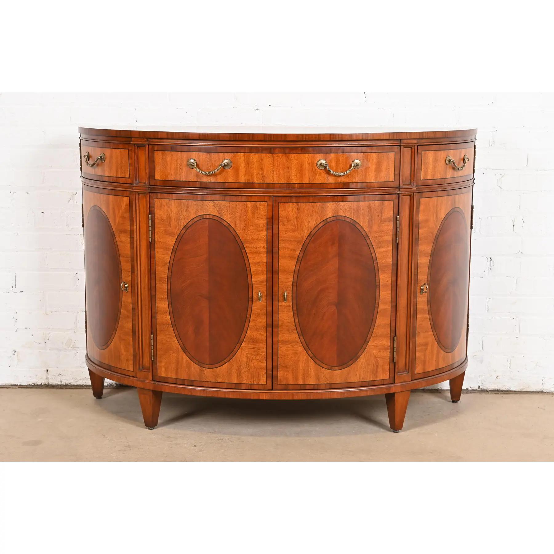 Magnifique buffet, console ou meuble de bar de style Regency ou Georgian demilune

Philippines, Circa Early 21st Century

Marqueterie d'acajou et de bois satiné, avec quincaillerie en laiton d'origine. L'étagère intérieure est réglable.

Dimensions