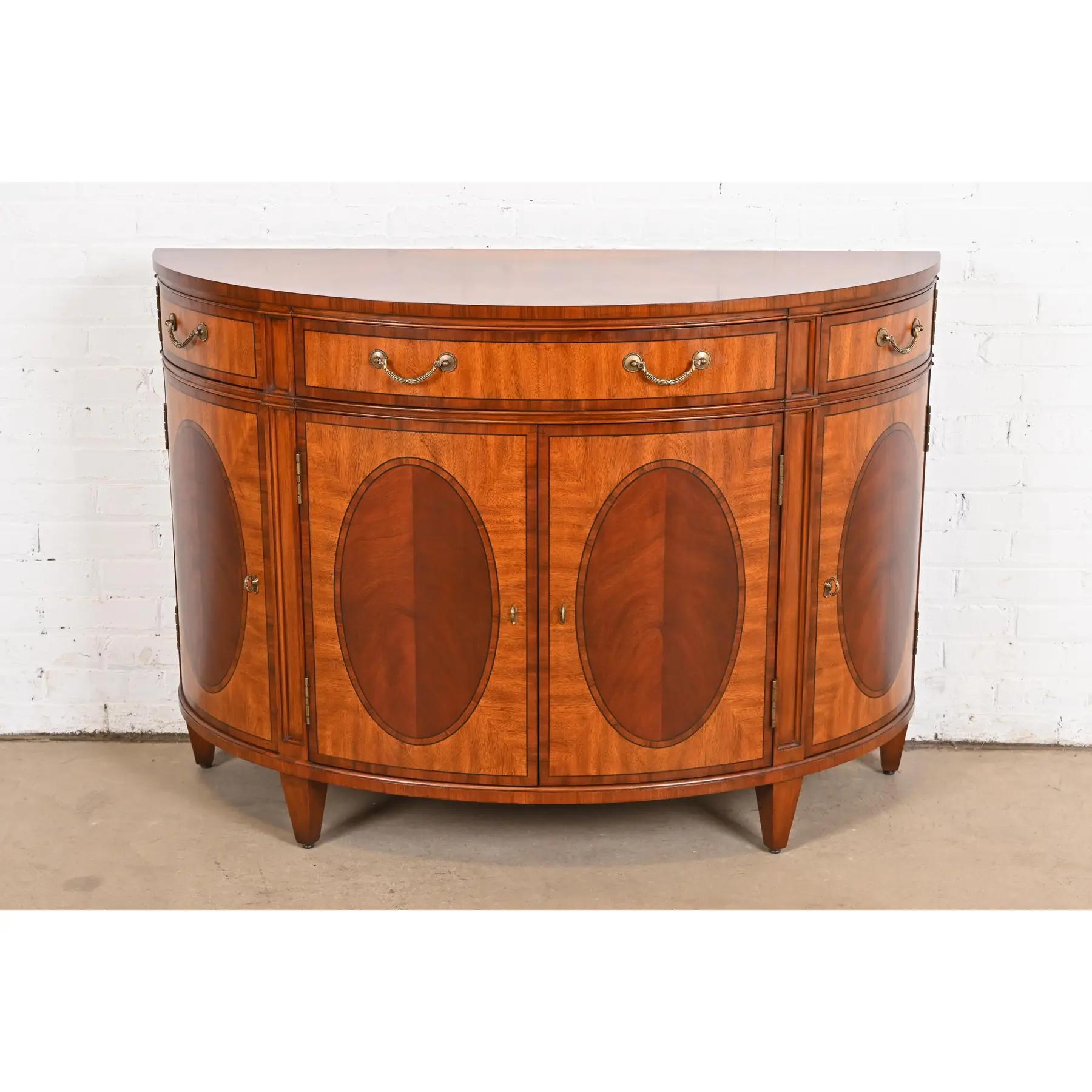 Georgien Buffet ou meuble de bar Demilune en acajou marqueté de style Régence en vente