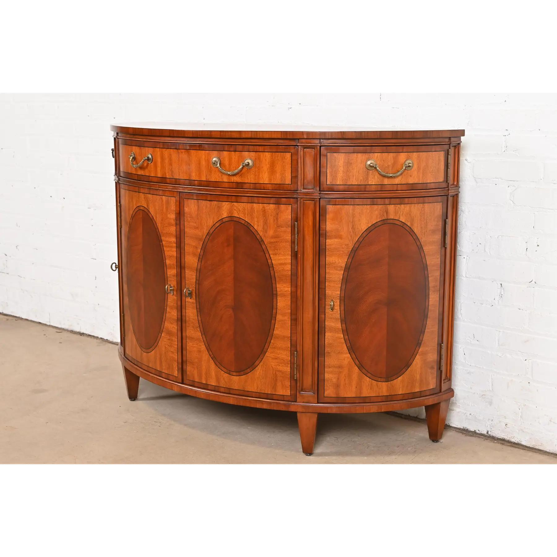 Philippin Buffet ou meuble de bar Demilune en acajou marqueté de style Régence en vente