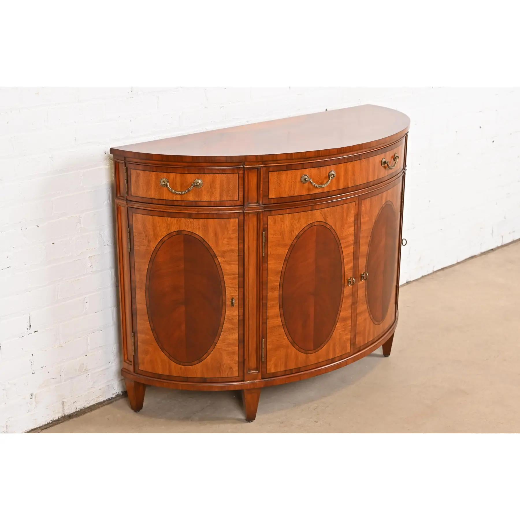 Buffet ou meuble de bar Demilune en acajou marqueté de style Régence Bon état - En vente à South Bend, IN