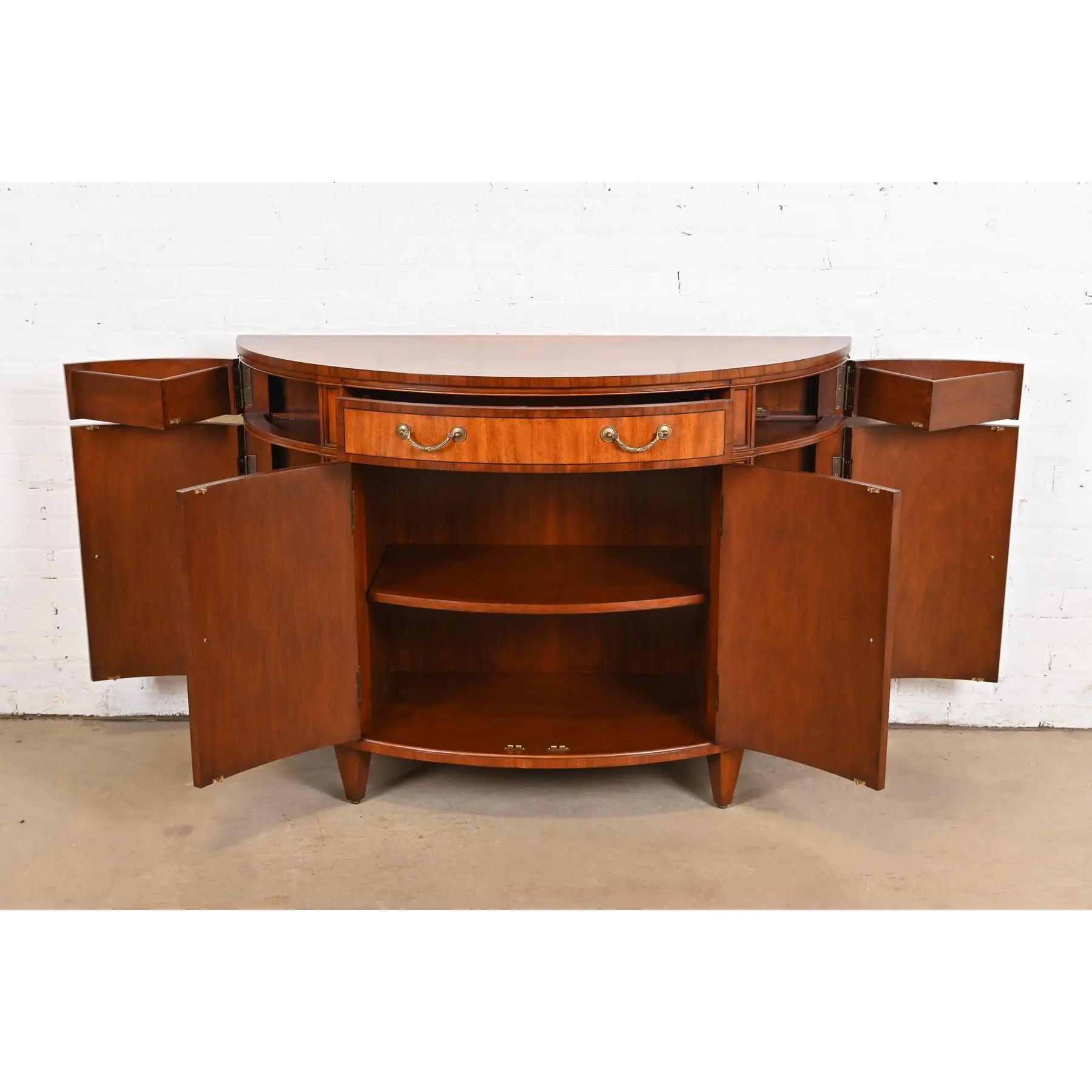 XXIe siècle et contemporain Buffet ou meuble de bar Demilune en acajou marqueté de style Régence en vente