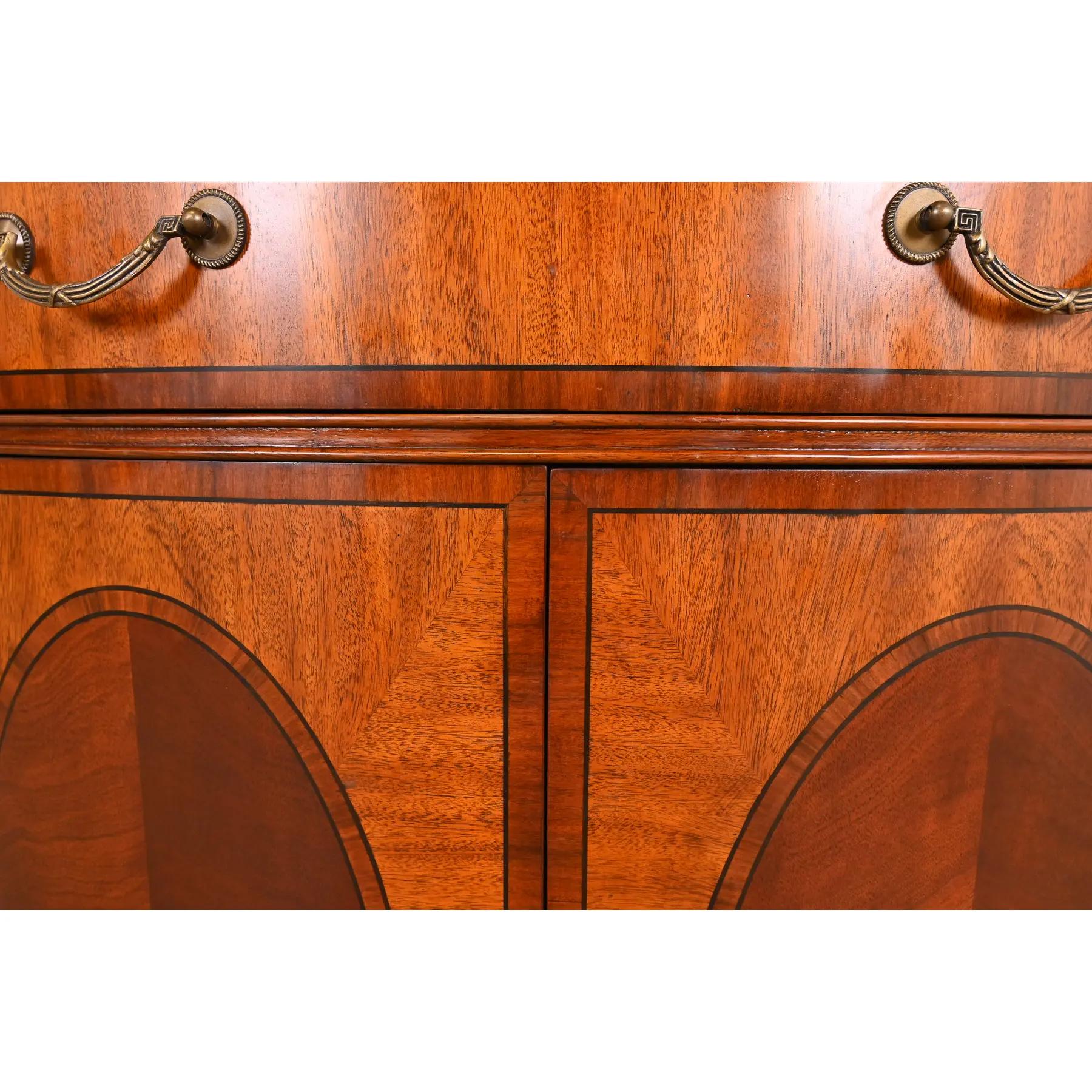 Laiton Buffet ou meuble de bar Demilune en acajou marqueté de style Régence en vente