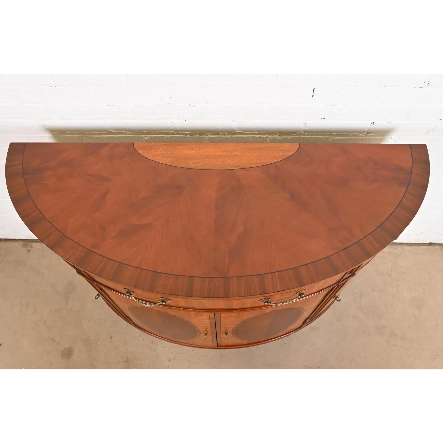 Buffet ou meuble de bar Demilune en acajou marqueté de style Régence en vente 2