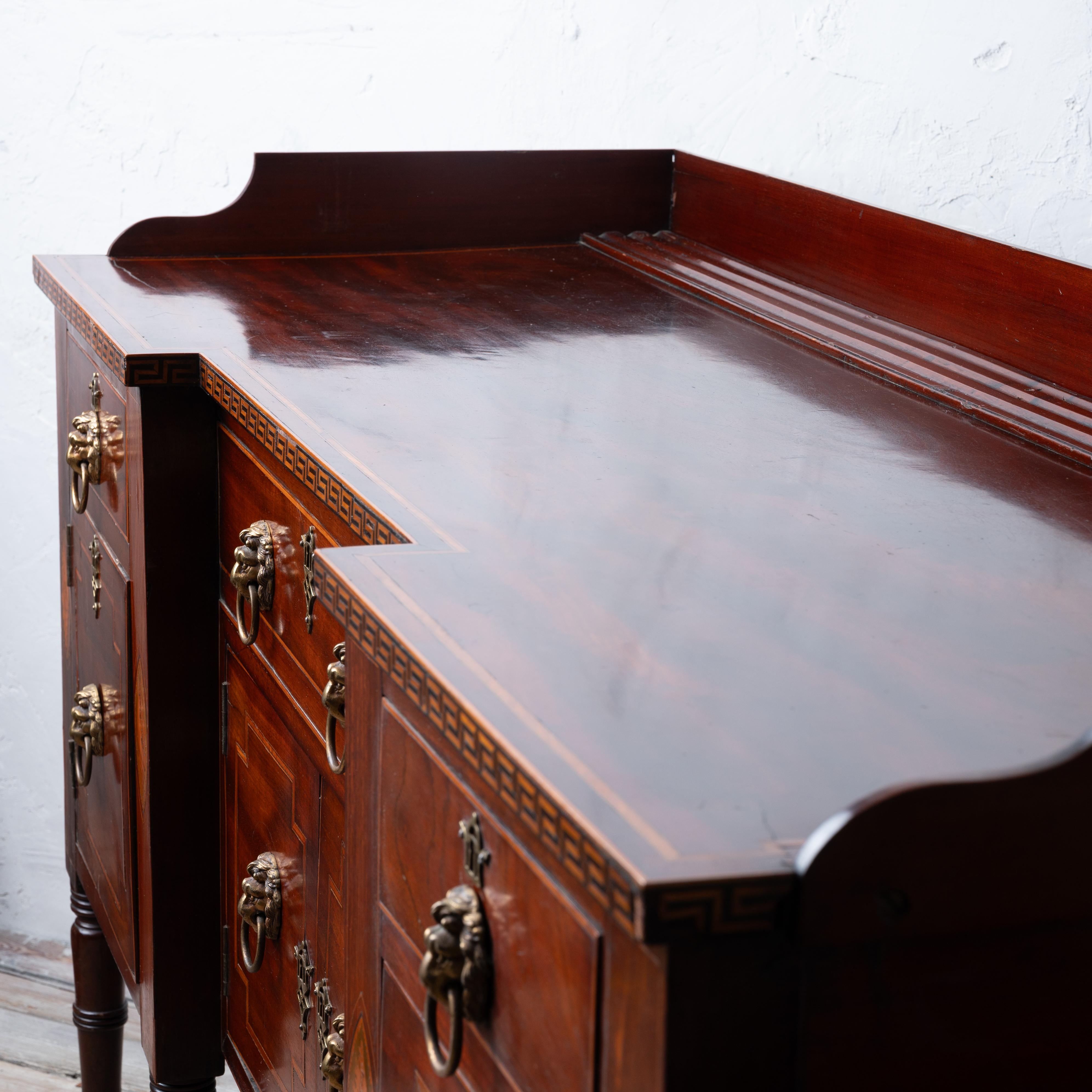 Buffet de style Régence en acajou marqueté, c.1820 en vente 6