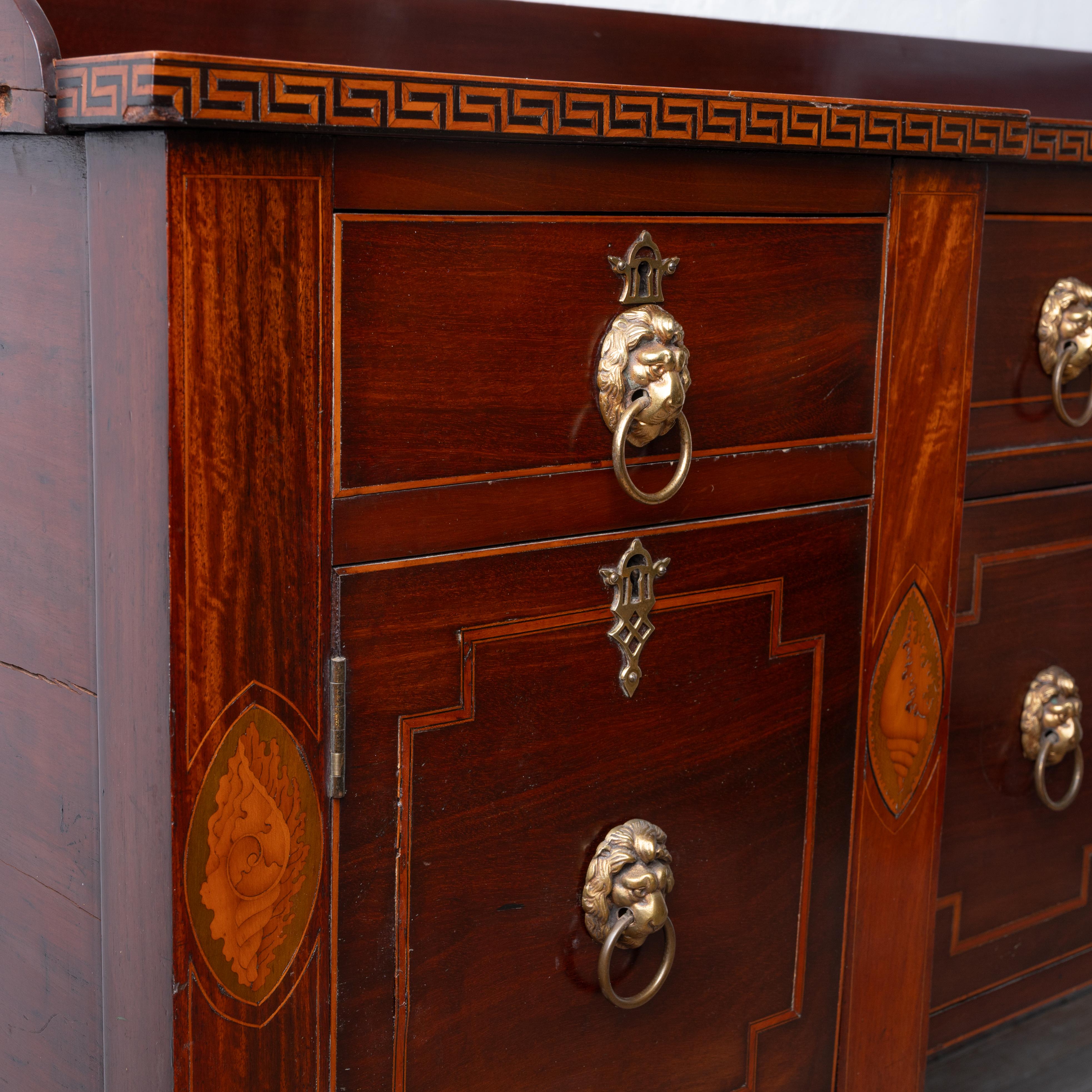 Début du XIXe siècle Buffet de style Régence en acajou marqueté, c.1820 en vente