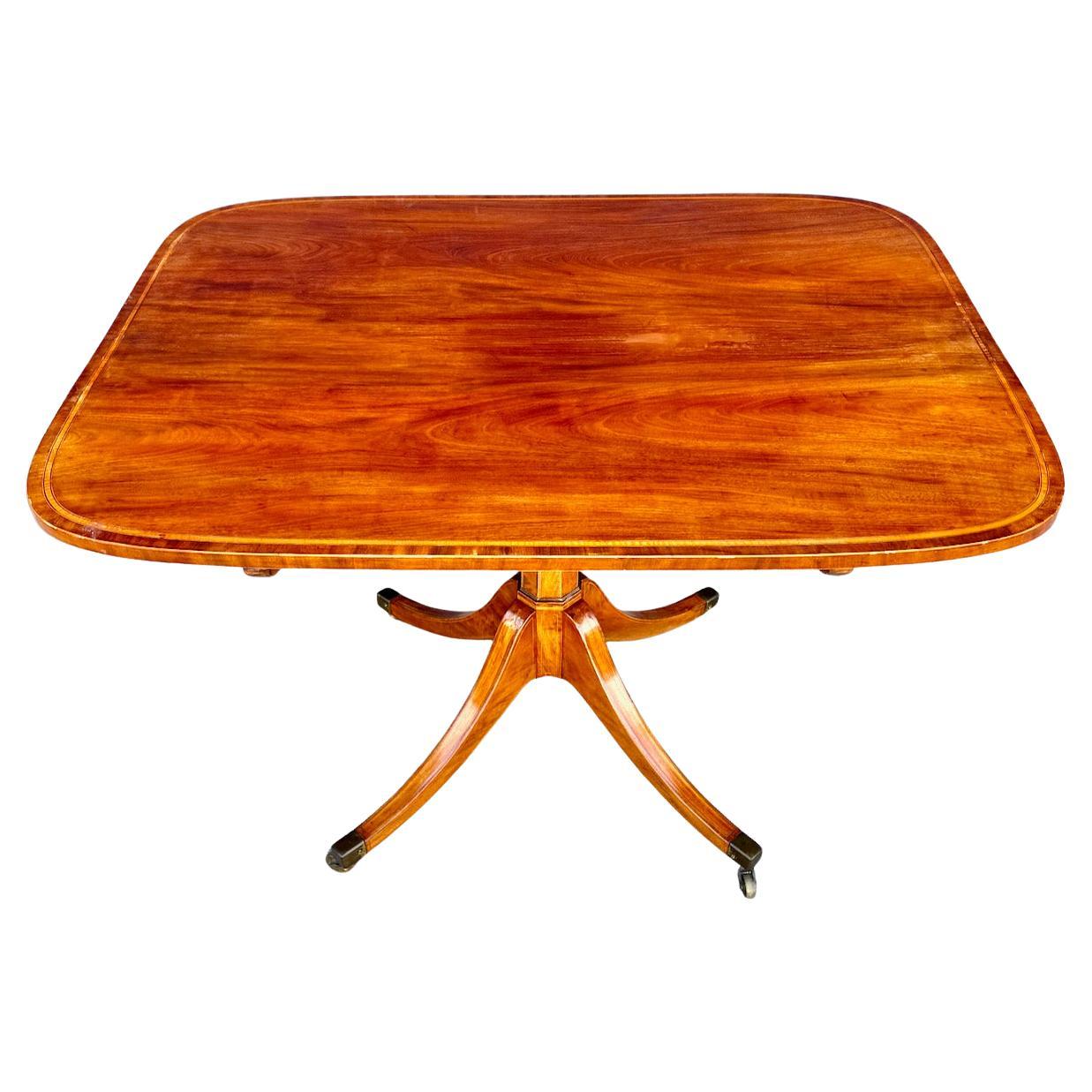 Dies ist ein wunderschön detaillierter Frühstückstisch aus Satinholz und Ebenholz mit Intarsien aus Mahagoni, der aus dem frühen 19. Der Tisch ist in einem insgesamt sehr guten Zustand, mit den originalen Messingrollen und dem Riegel. Die feinen