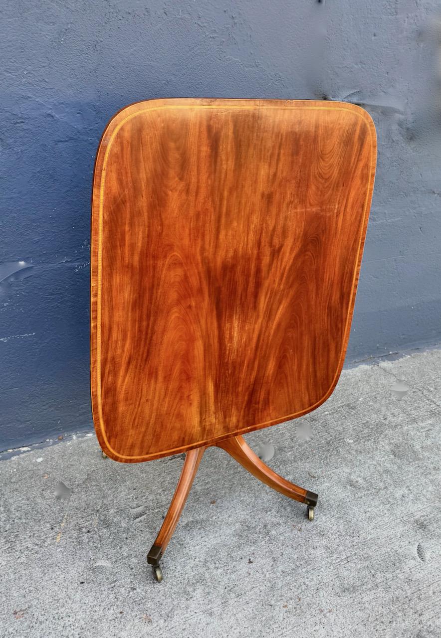 Regency Intarsien Mahagoni Tilt Top Center Tisch im Zustand „Gut“ im Angebot in Pasadena, CA