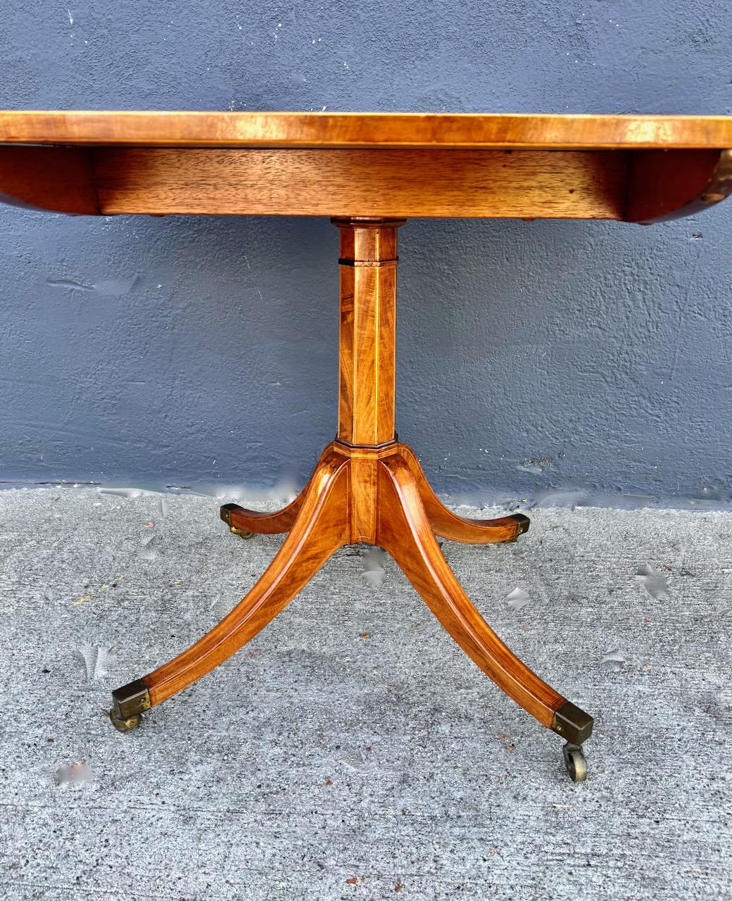 Regency Intarsien Mahagoni Tilt Top Center Tisch im Angebot 2