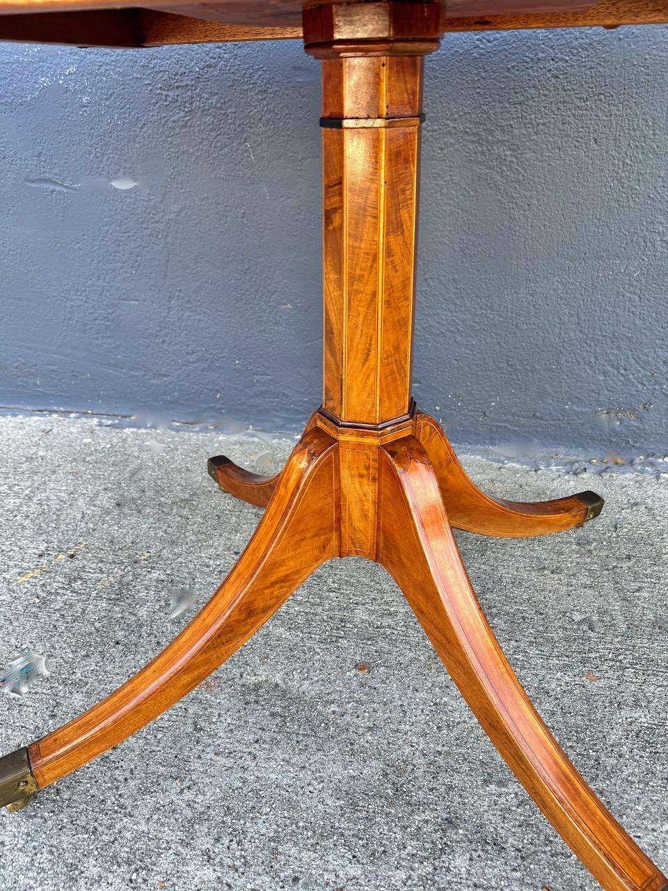 Regency Intarsien Mahagoni Tilt Top Center Tisch im Angebot 3