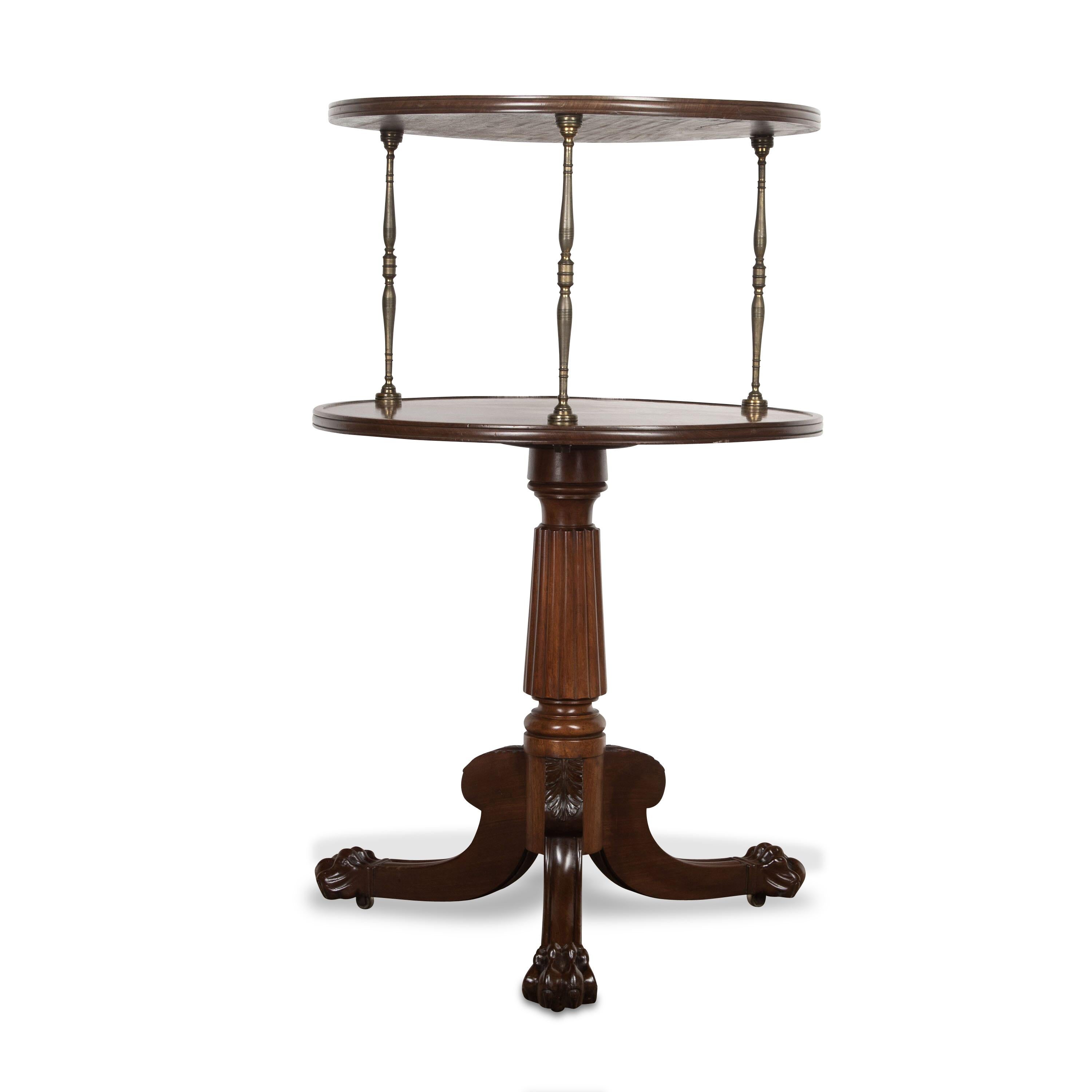 Un monte-plats rond en acajou de bonne qualité, de style Régence, dont les étages ont des centres légèrement bombés et des bords moulés, séparés par des tiges en laiton ornées avec des colliers en haut et en bas. Le tout reposant sur une colonne