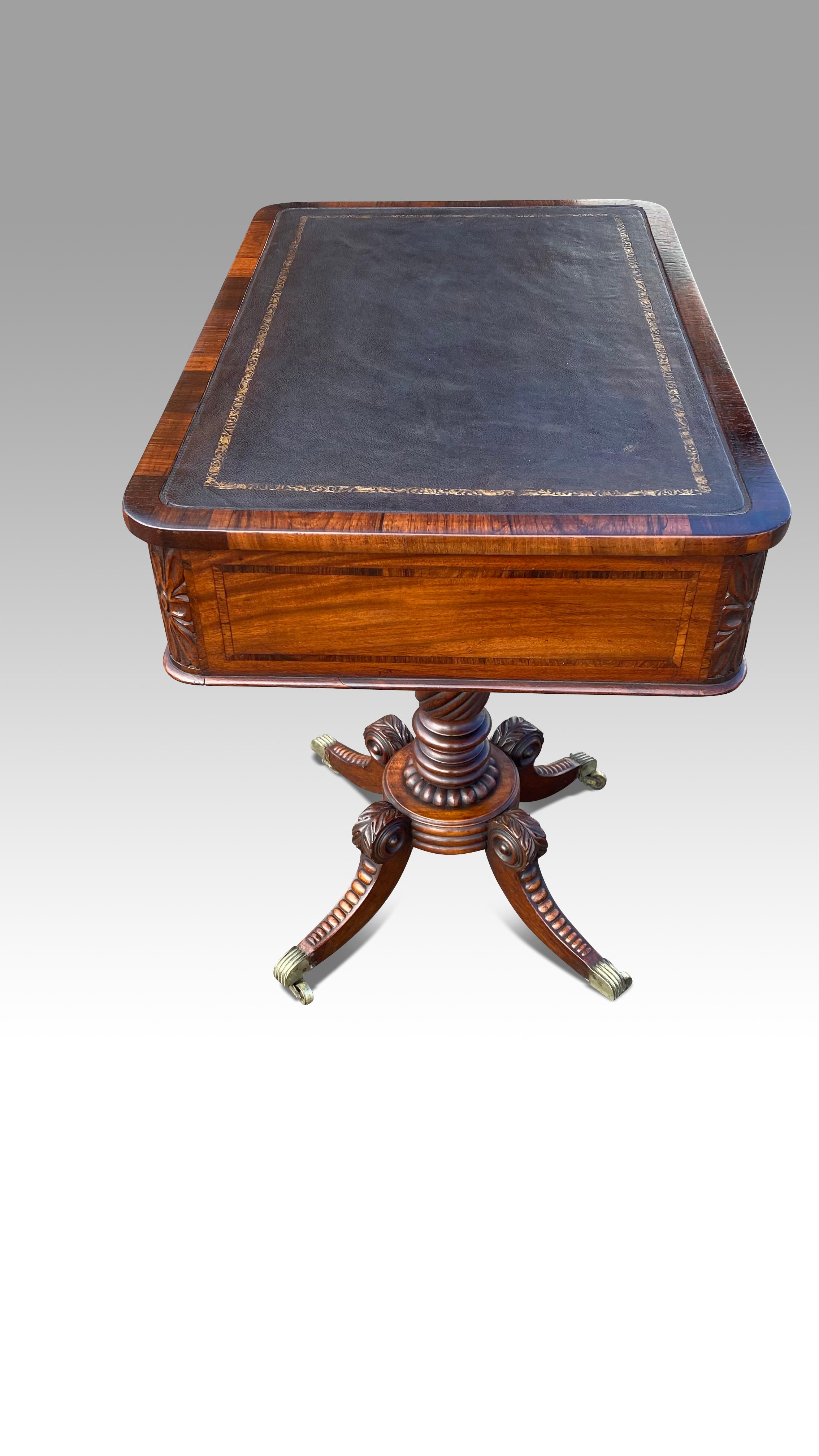 Cette magnifique table d'écriture avec un seul tiroir  dissimulant une surface d'écriture coulissante doublée de cuir à l'intérieur d'une bordure en bois satiné.
La partie supérieure, doublée de cuir, est entourée d'une bande transversale en bois de