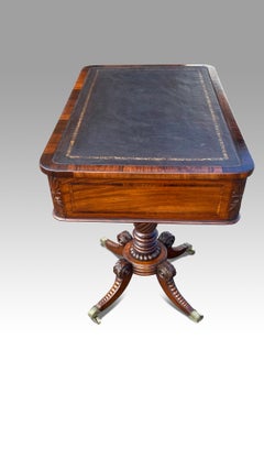 Table d'écriture irlandaise de style Régence en acajou à la manière de Williams & Gibton. Dublin