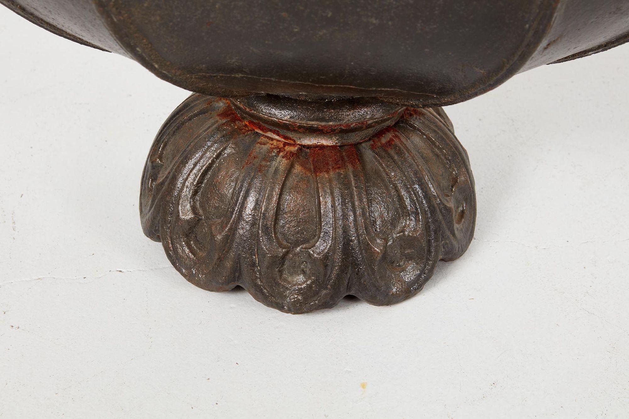 Regency Iron Allium Bulb Room Warmer In Good Condition For Sale In Greenwich, CT