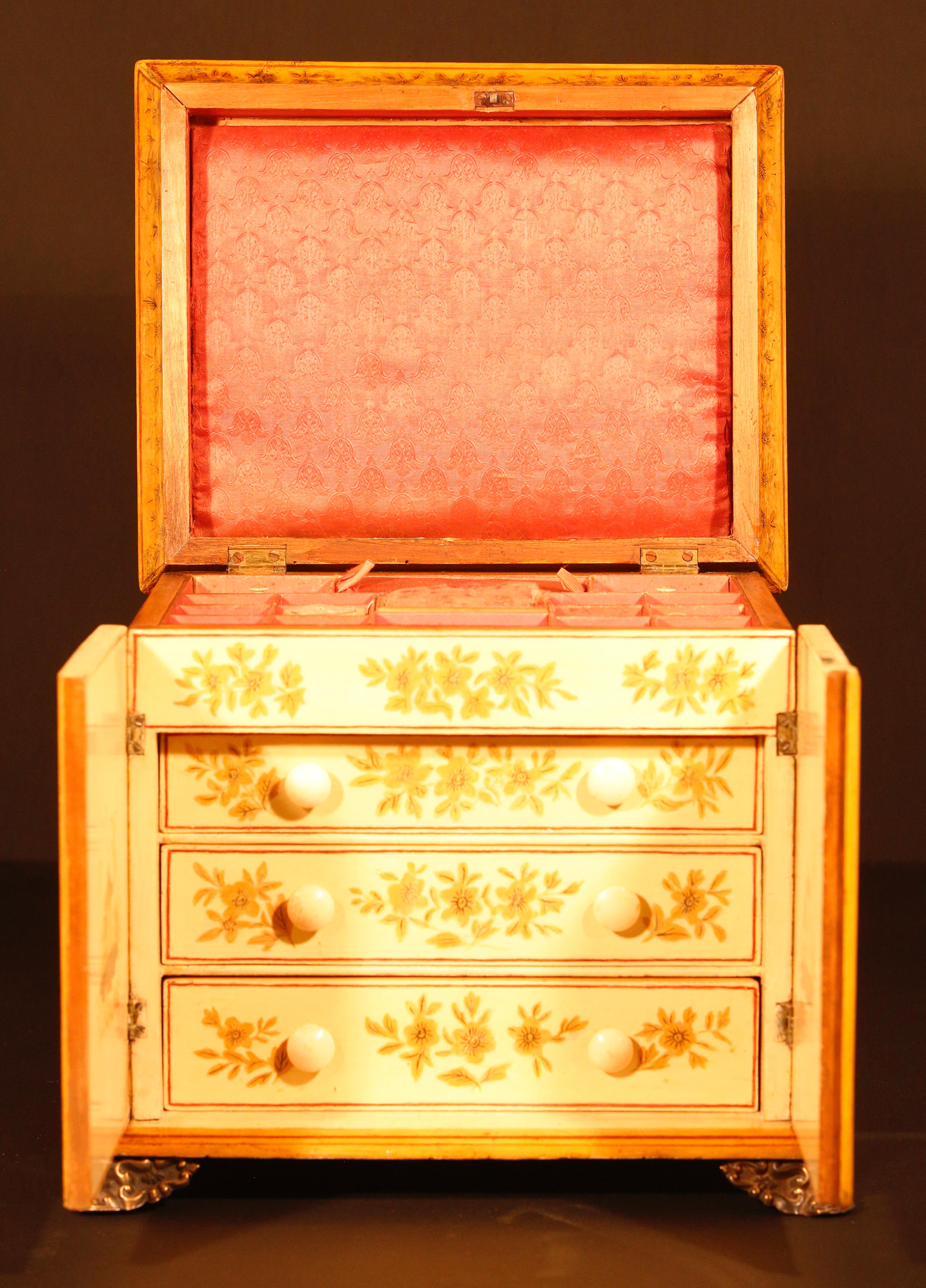 Boîte à ouvrage de style Régence en Chinoiserie taillée au Japon The Jewelry Collectors en vente 4
