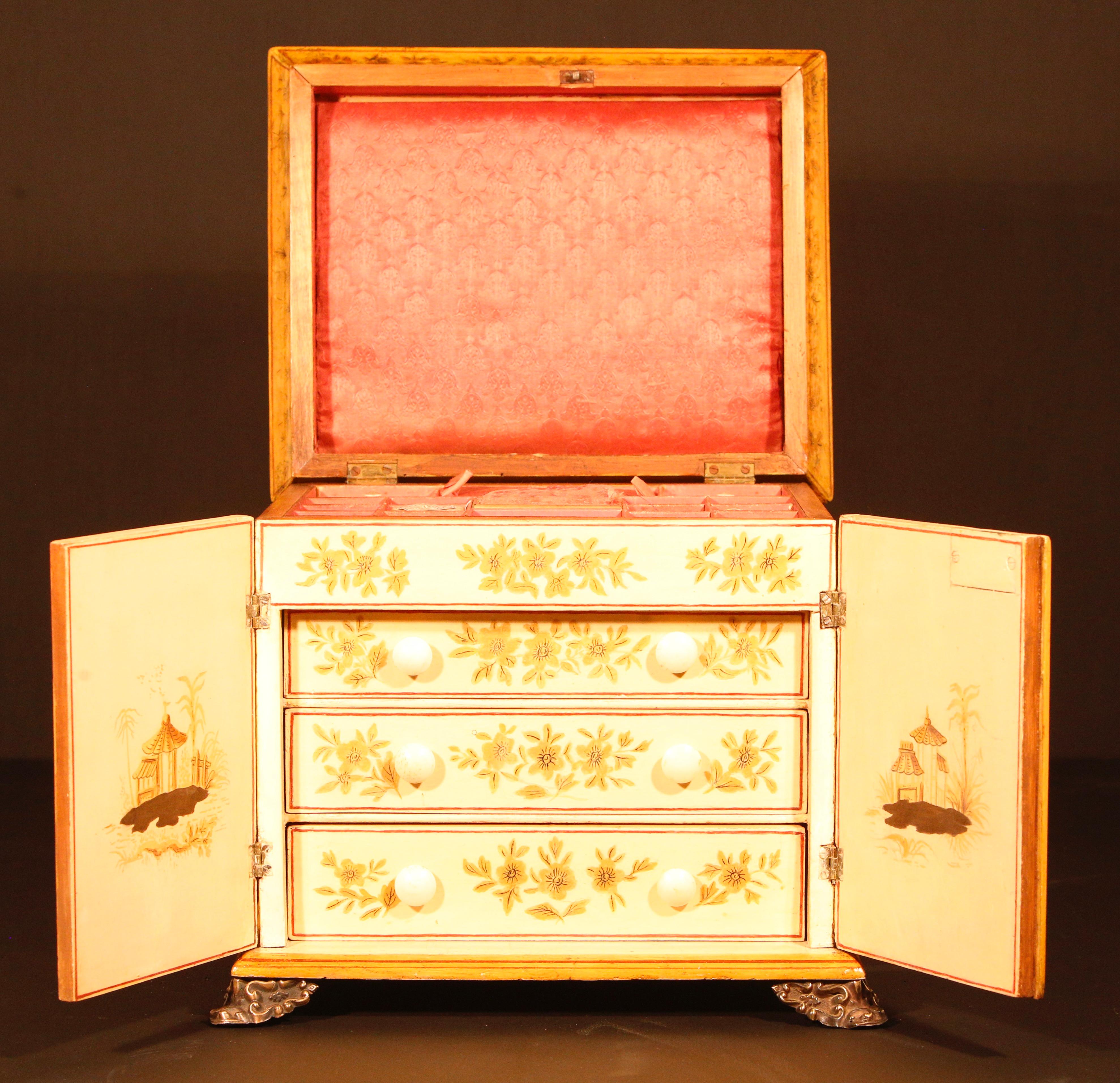 Boîte à ouvrage de style Régence en Chinoiserie taillée au Japon The Jewelry Collectors en vente 7