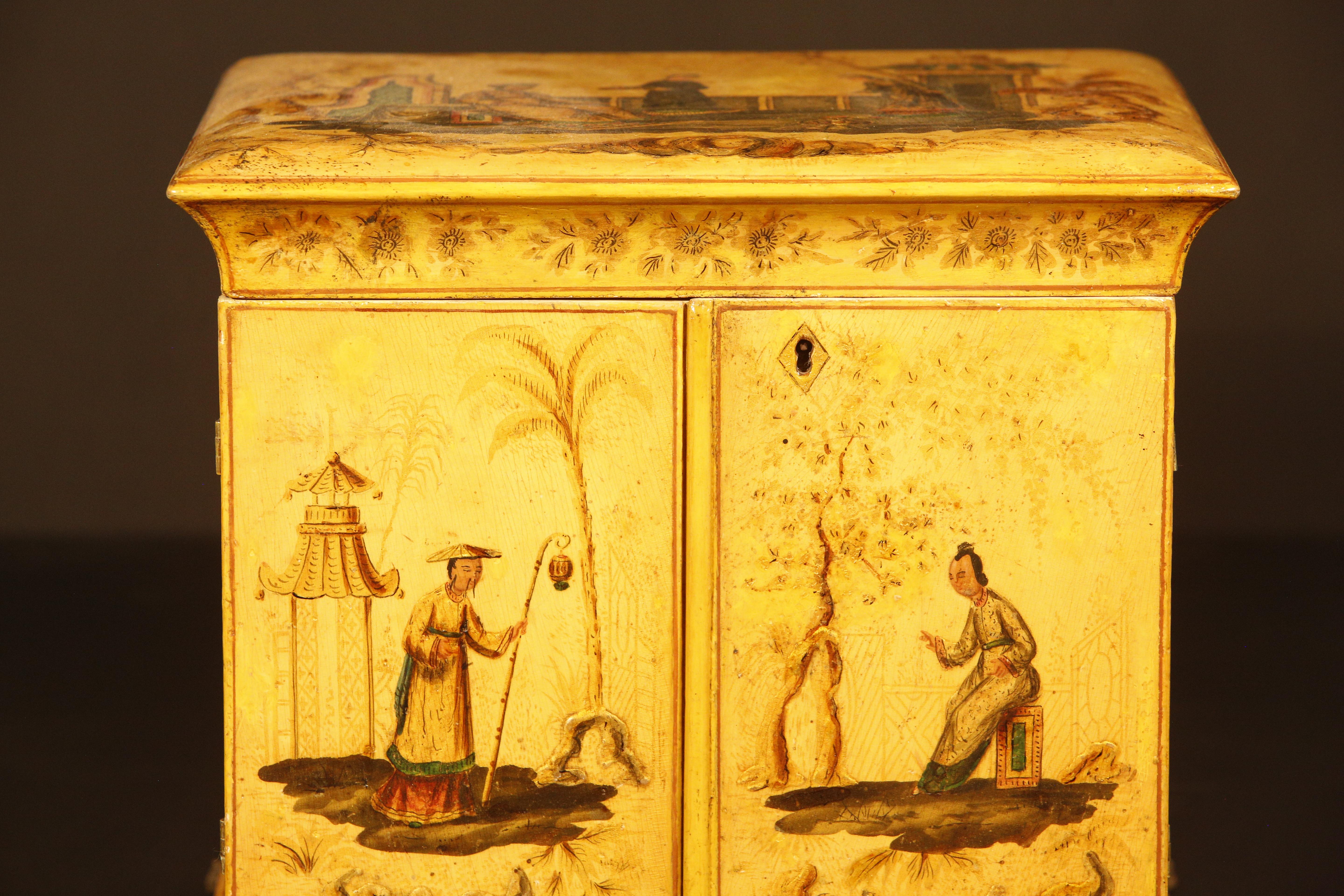 Boîte à ouvrage de style Régence en Chinoiserie taillée au Japon The Jewelry Collectors

Meuble de rangement de style Régence, en tôle japonaise, avec des scènes originales de chinoiseries richement dessinées dans des tons de jaune, d'or, de vert,