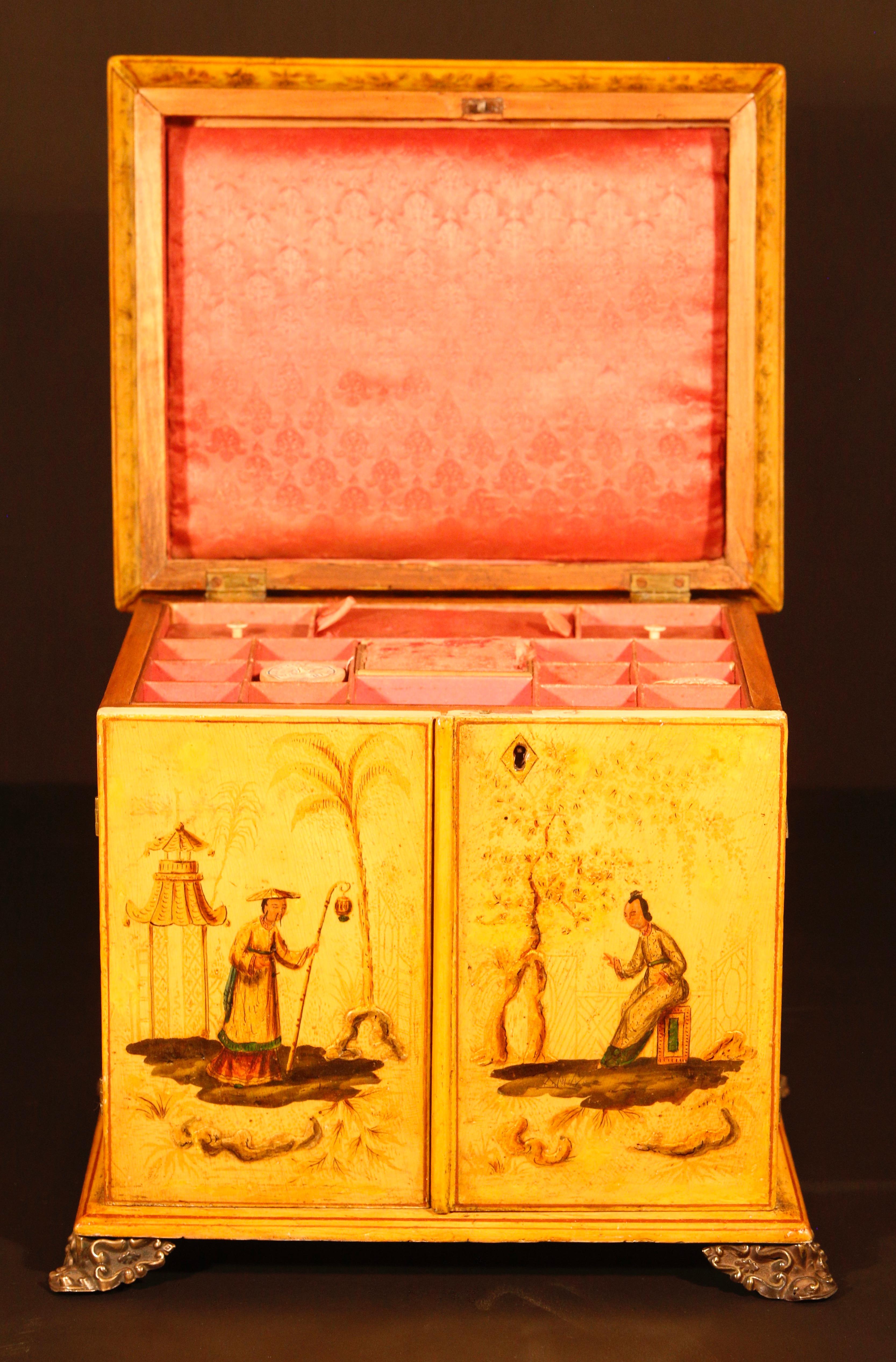 Regency Boîte à ouvrage de style Régence en Chinoiserie taillée au Japon The Jewelry Collectors en vente