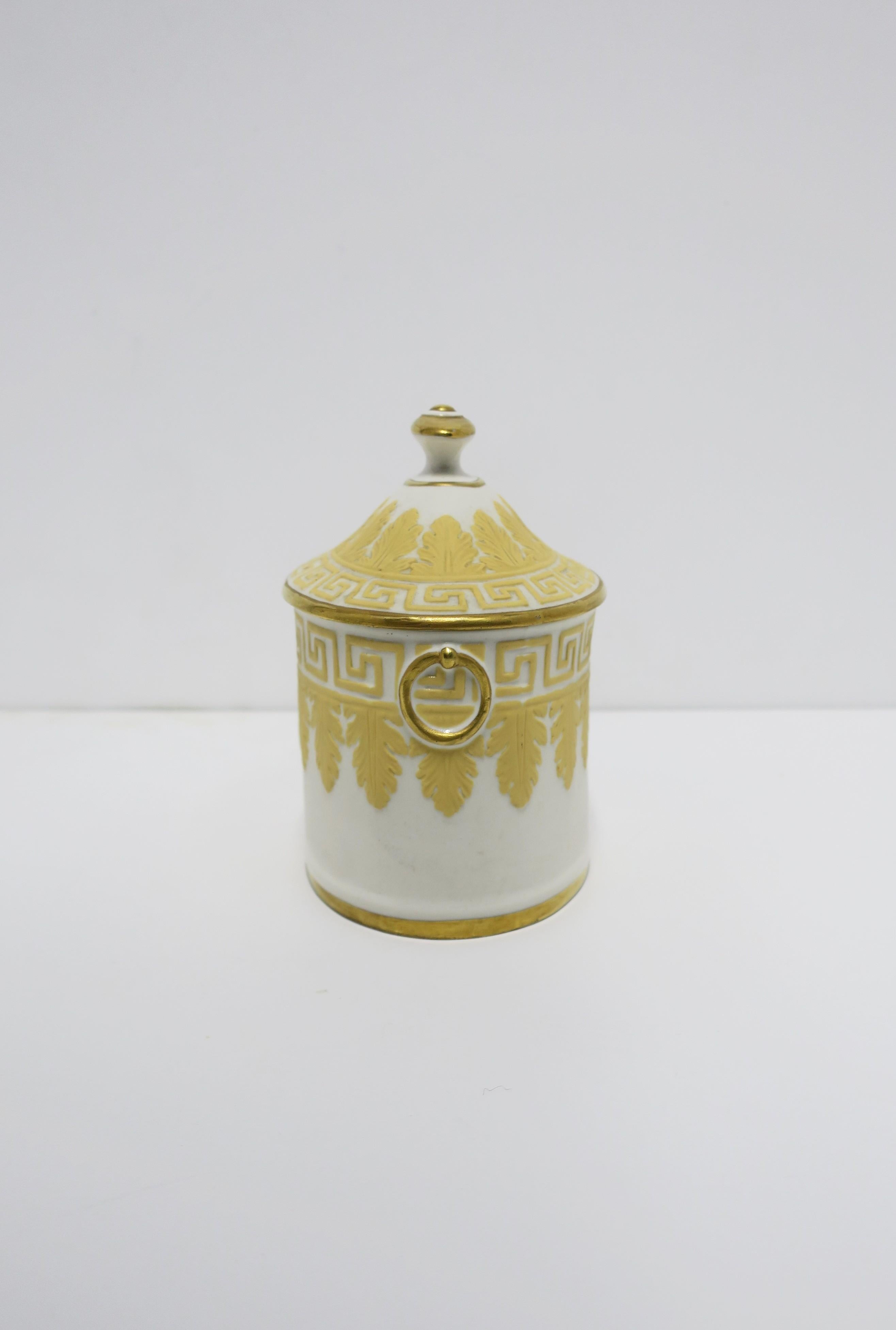 Jasperware Box with Greek-Key Design, Late 19th Century For Sale 6