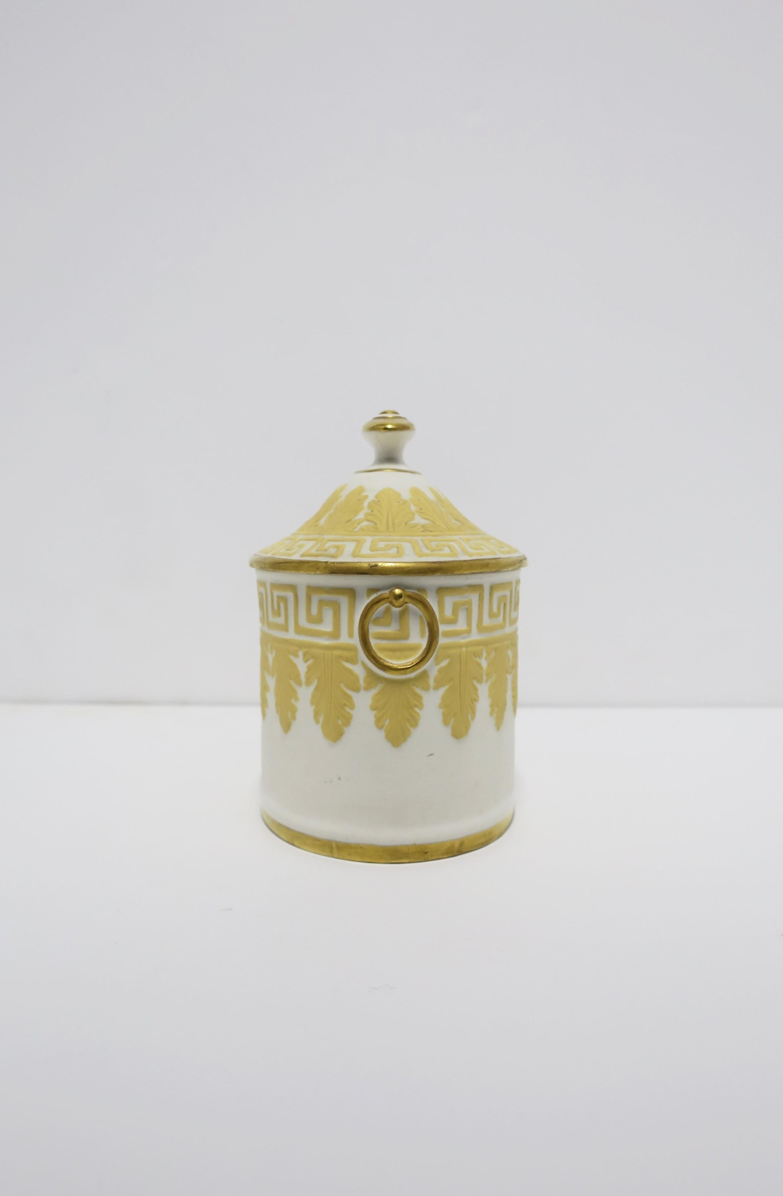 Jasperware Box with Greek-Key Design, Late 19th Century For Sale 8