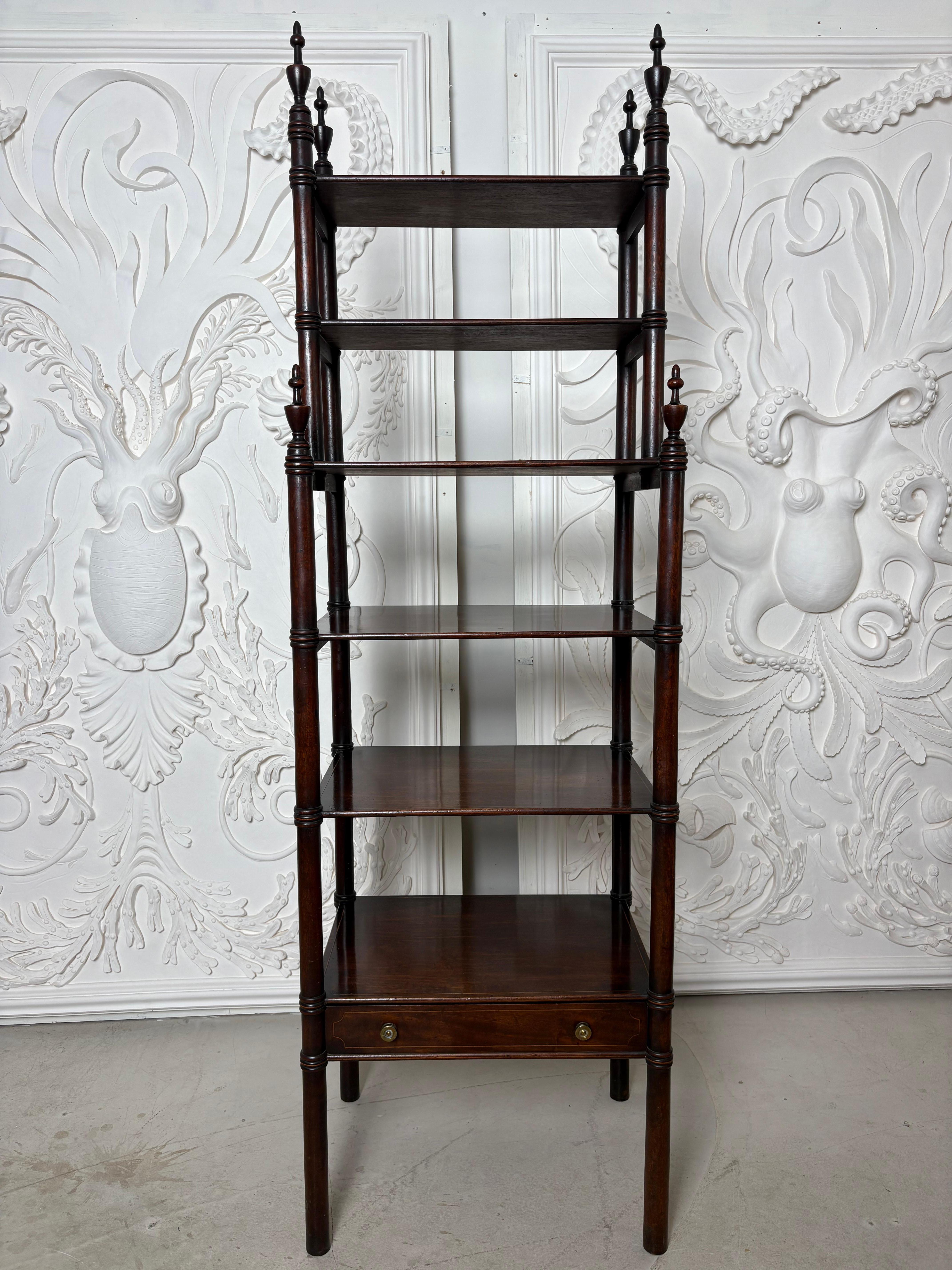 Eine seltene extra große Regency neunzehnten Jahrhundert Mahagoni Whatnot / Bücherregale / Regal Display. In fantastischem Zustand mit allen Endstücken original und intakt, Stringing Detail auf der Oberseite eines jeden der sechs Regale. Mit vier