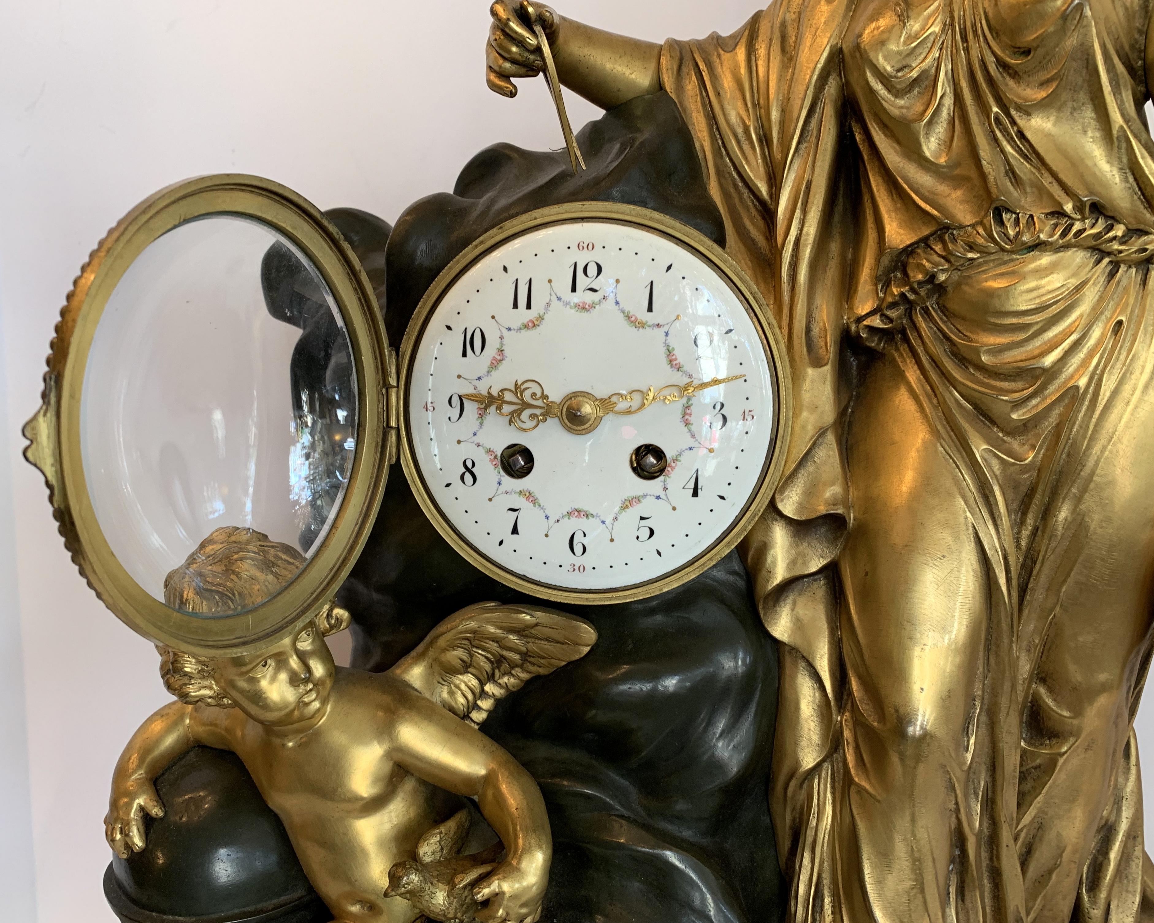 Hollywood Regency Große Marmor Dore Patinierte Bronze Ormolu Uhr Figural Cherub Jungfrau (Französisch) im Angebot