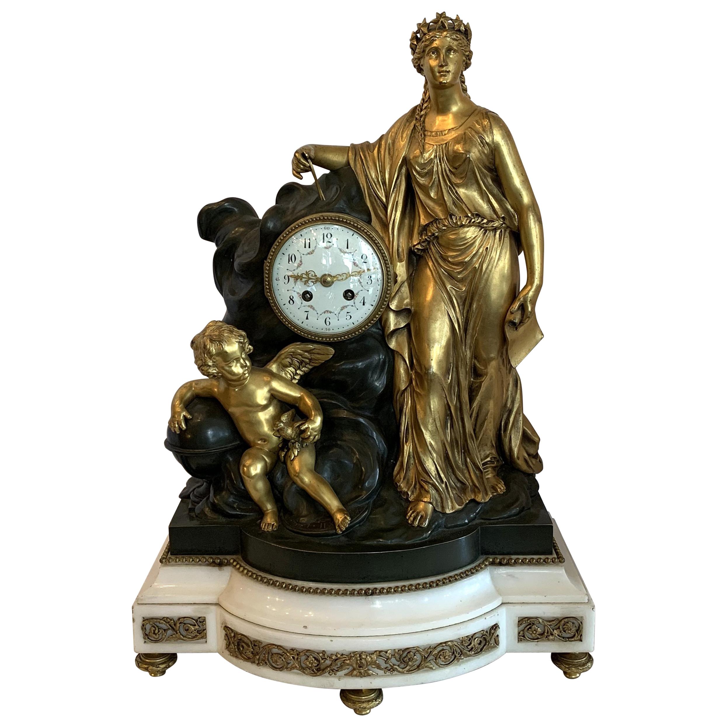 Hollywood Regency Große Marmor Dore Patinierte Bronze Ormolu Uhr Figural Cherub Jungfrau im Angebot