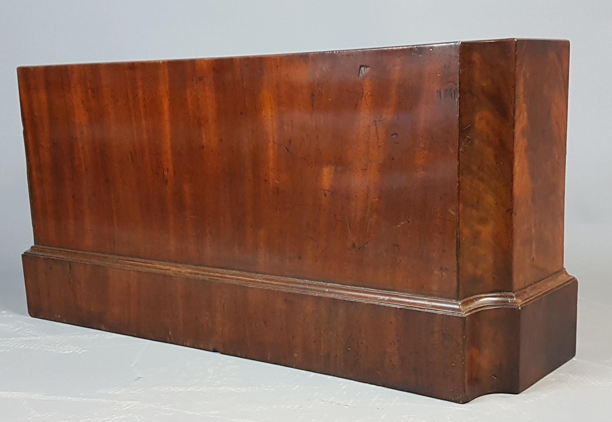 A beautiful lead lined regency mahogany jardinière with concave corners. The ends are veneered in beautiful cuts of figured mahogany whilst the sides are a more straight cut of the grain. It is in very good condition with good old repairs, would