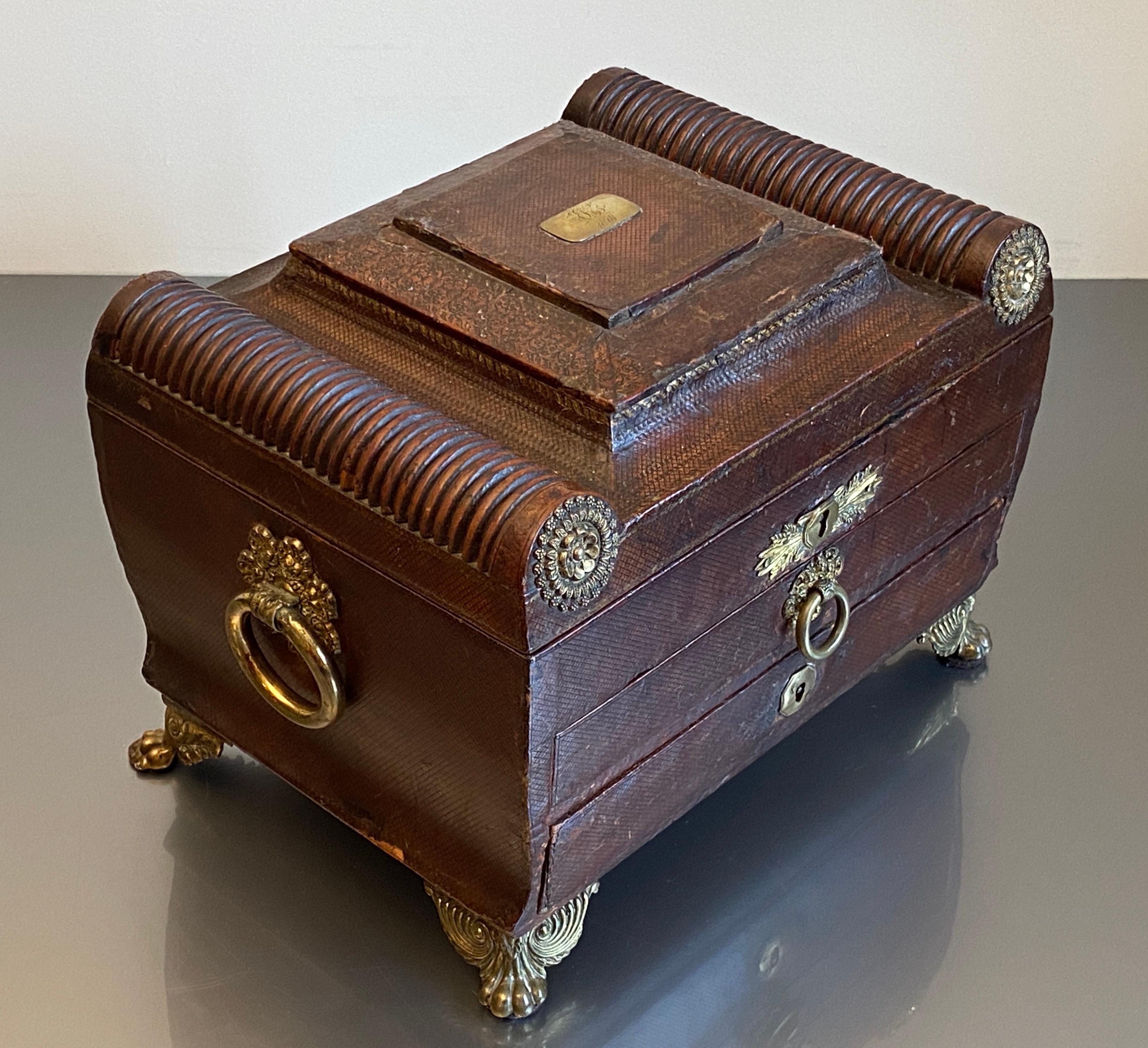 Dies ist ein wunderschön erhaltenes Beispiel für ein Schreibgefäß aus der Regency-Zeit, das auch als Nähkästchen dient.

Der ledergebundene Tischarbeitskasten weist eine abgestufte quadratische Mitteltafel mit einer gravierten Messingkartusche auf,