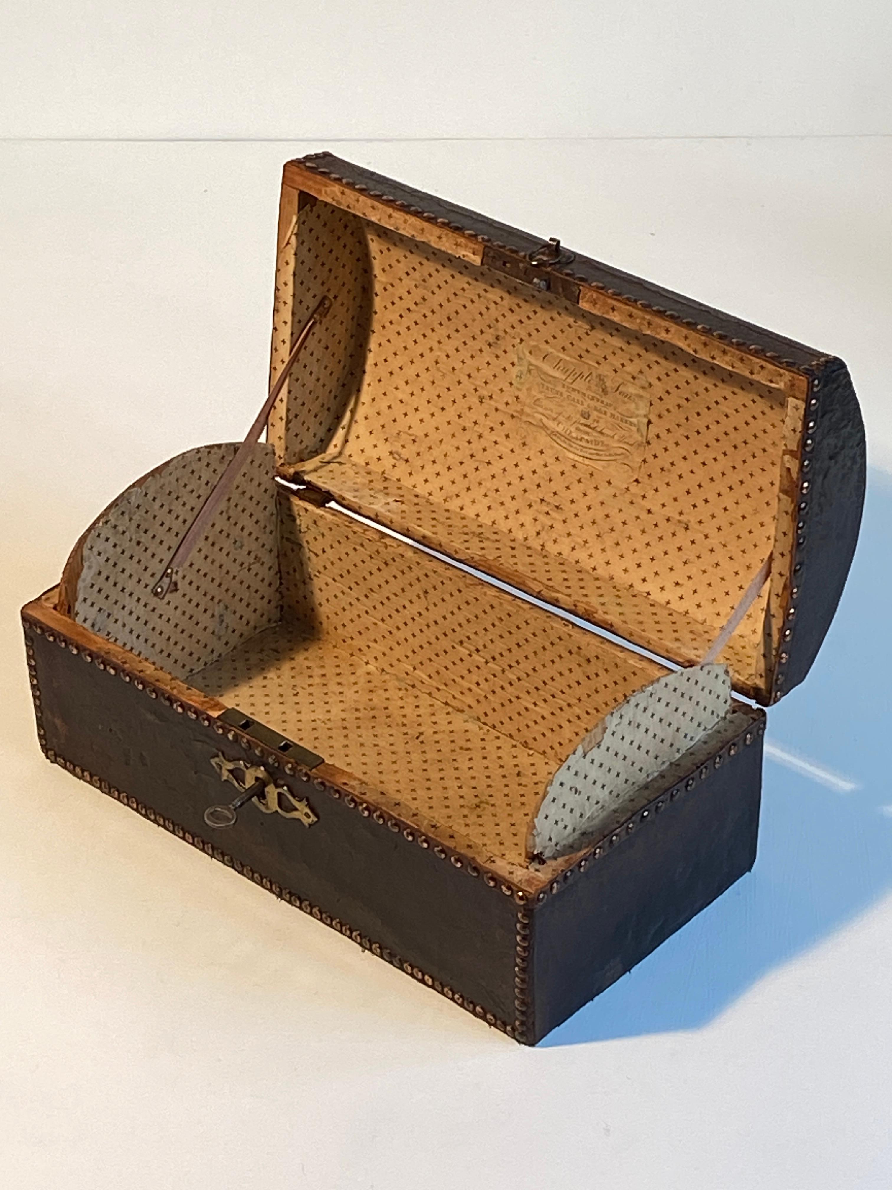 XIXe siècle Malle de campagne en cuir clouté de Regency par A&M Initiales 
