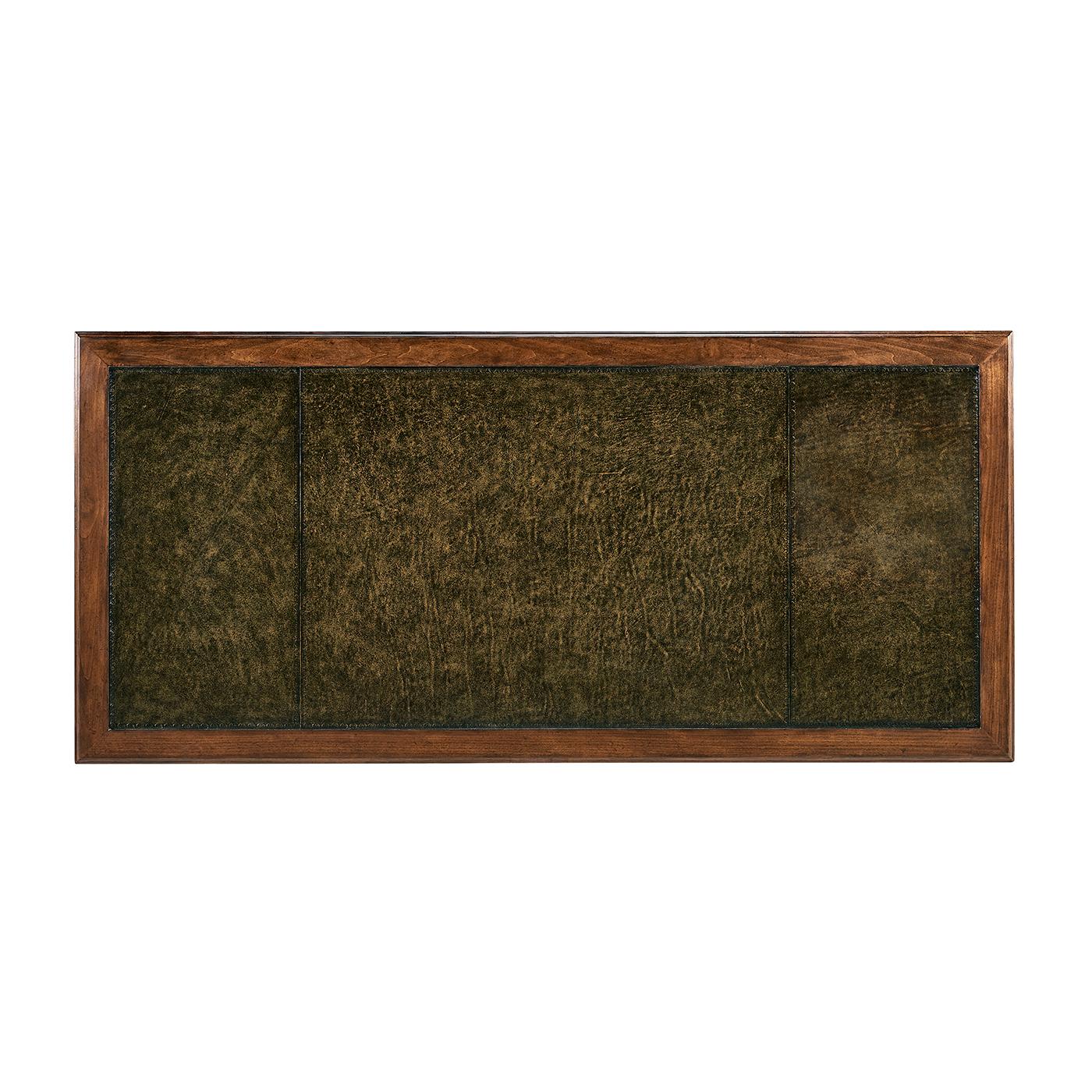 Pelle Scrivania Regency con piano in pelle in vendita