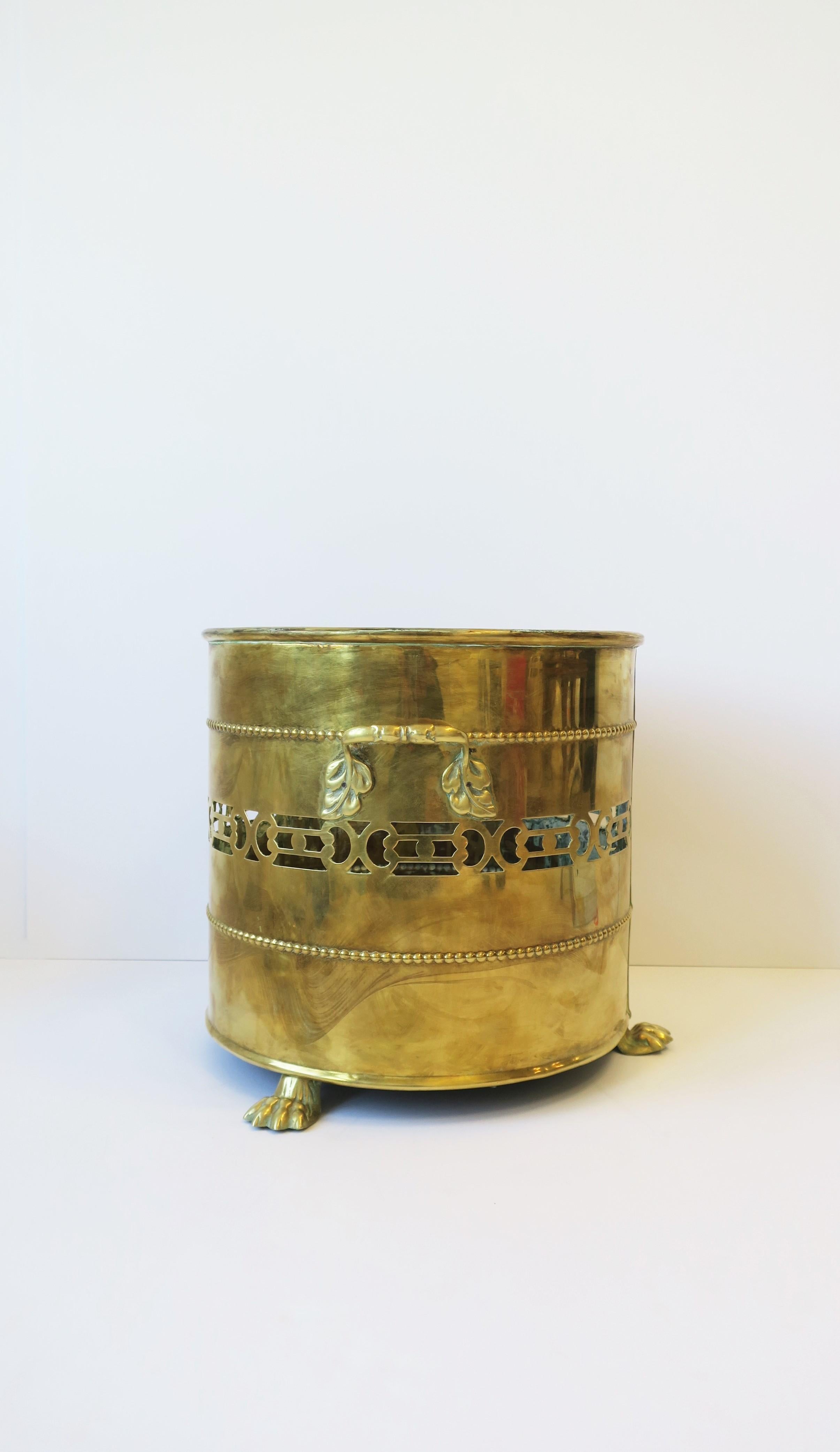Regency Lion Paw Brass Cachepot Jardinière Plant Pot Holder In Good Condition In New York, NY