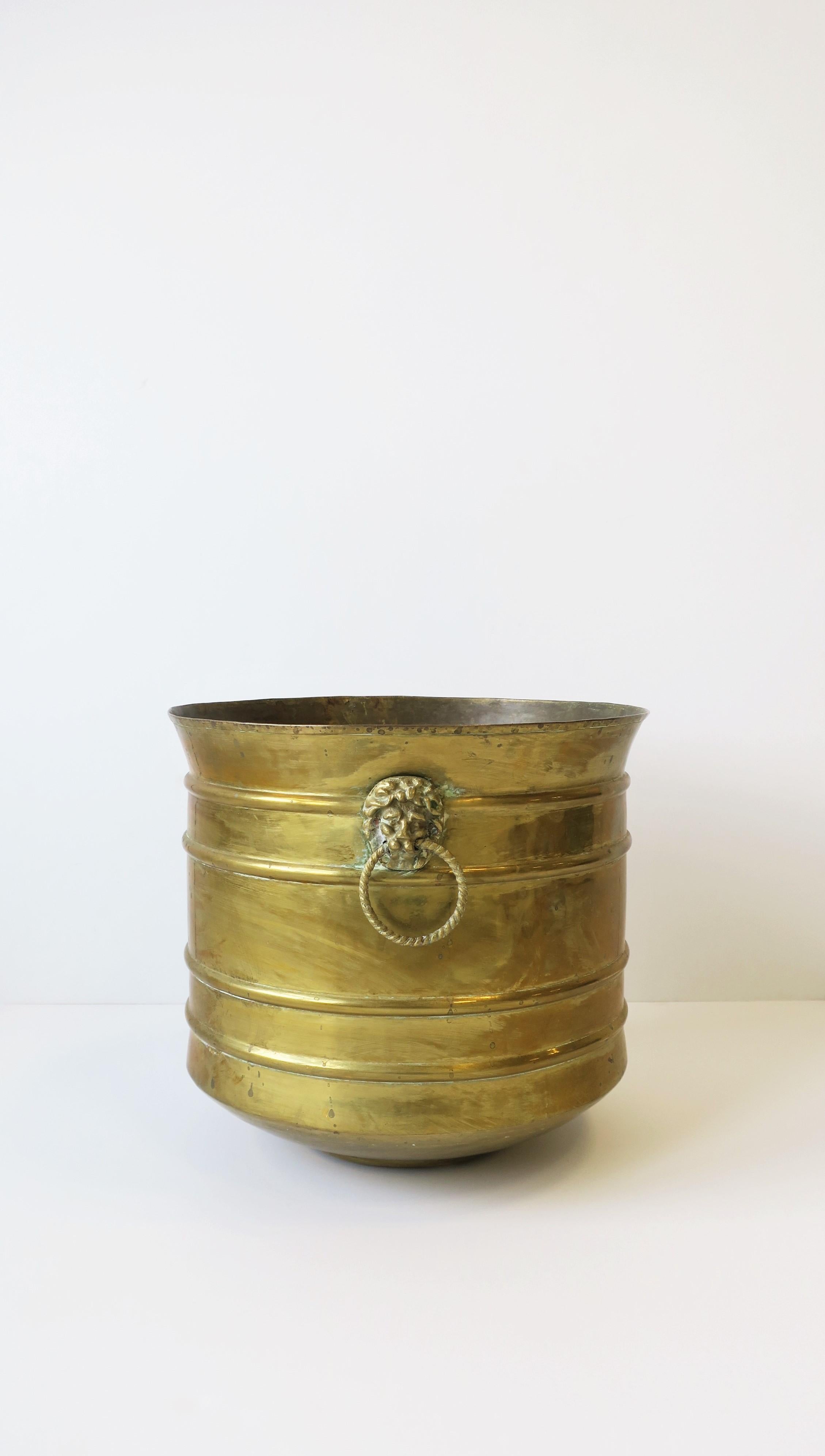 Regency Lionhead Brass Cachepot Jardinière Plant Pot Holder In Good Condition In New York, NY