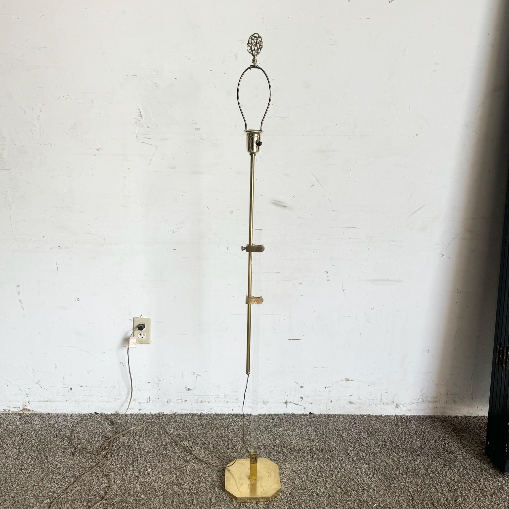 Americano Lampada da terra Regency in lucite e oro in vendita