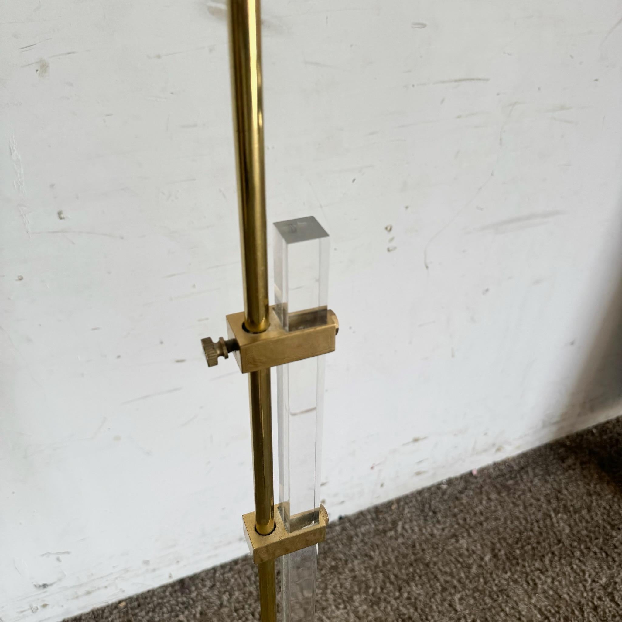 Lucite Lampada da terra Regency in lucite e oro in vendita