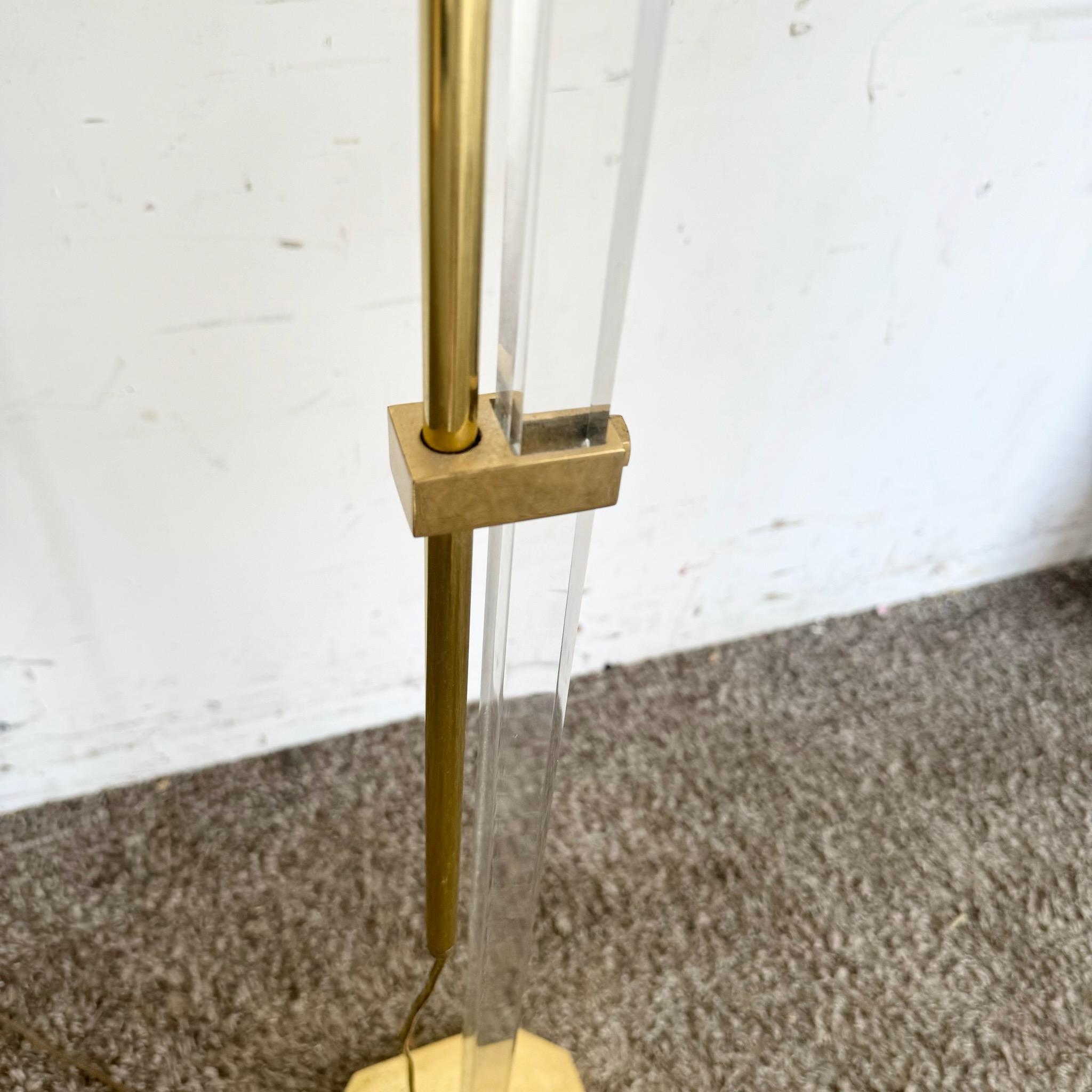 Lampada da terra Regency in lucite e oro in vendita 1