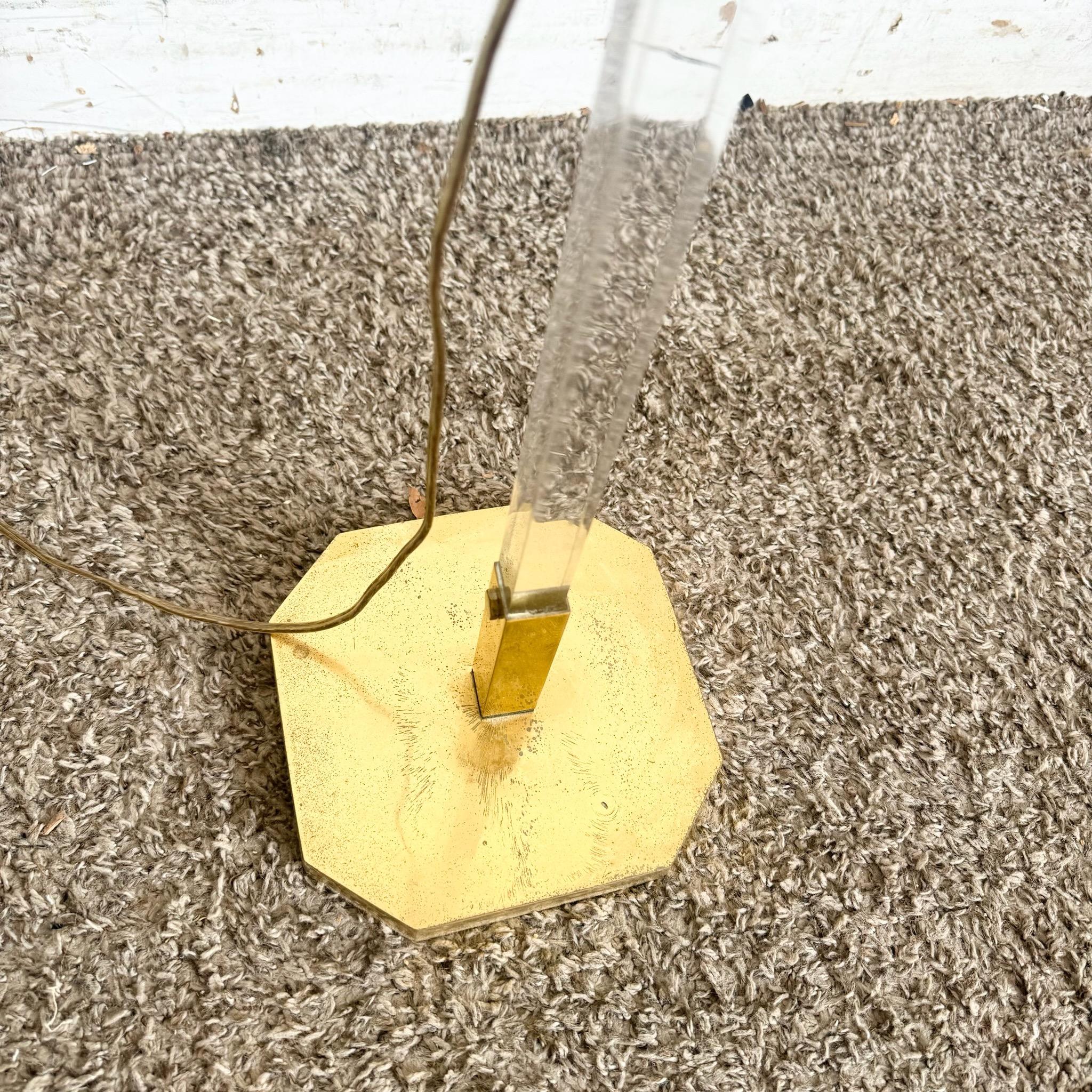 Lampada da terra Regency in lucite e oro in vendita 2