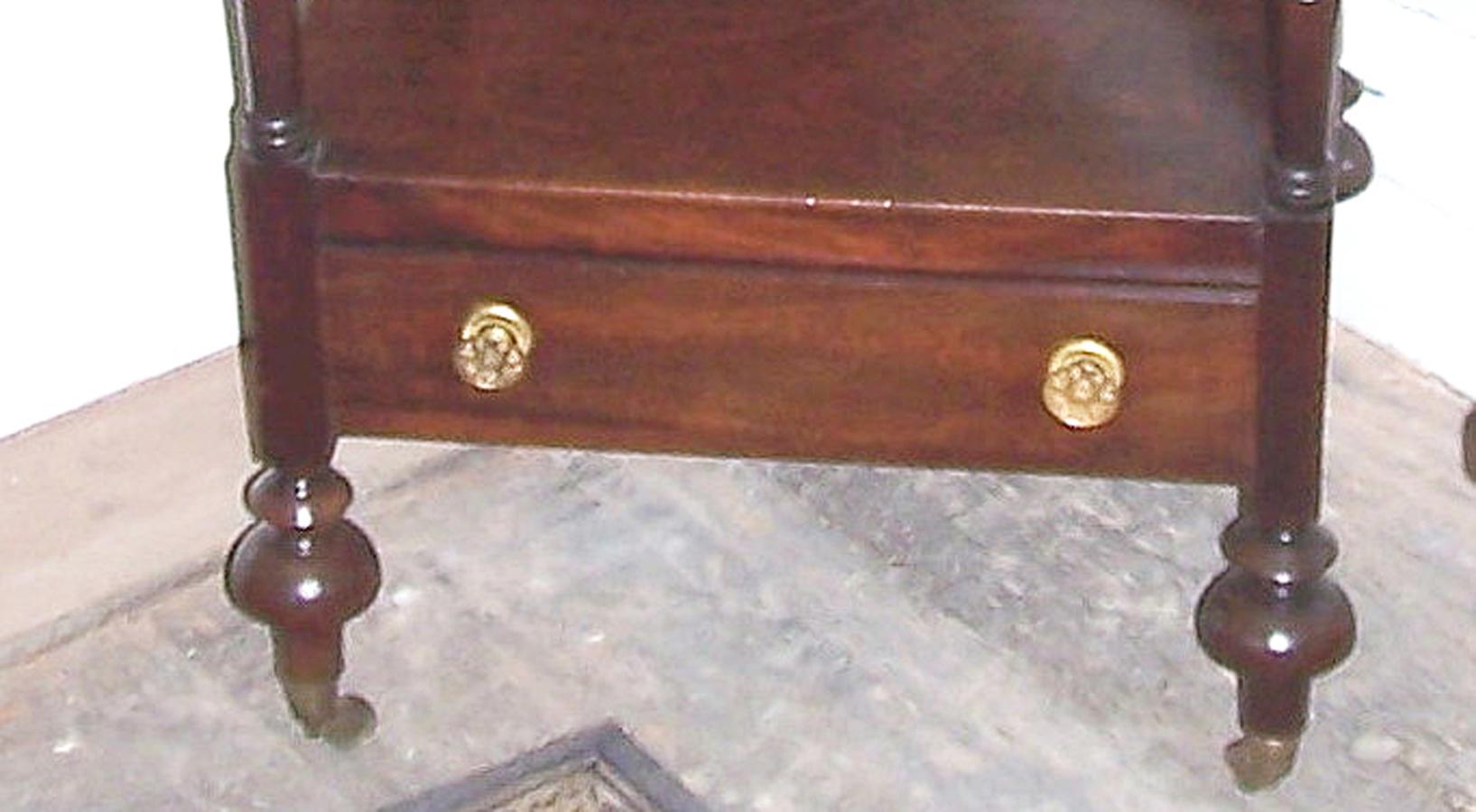 A superb quality Regency period mahogany whatnot
Having four well figured tiers and adjustable top with
Turned upright supports over one frieze drawer raised
On turned legs with original brass castors

(A very elegant and good quality 19th