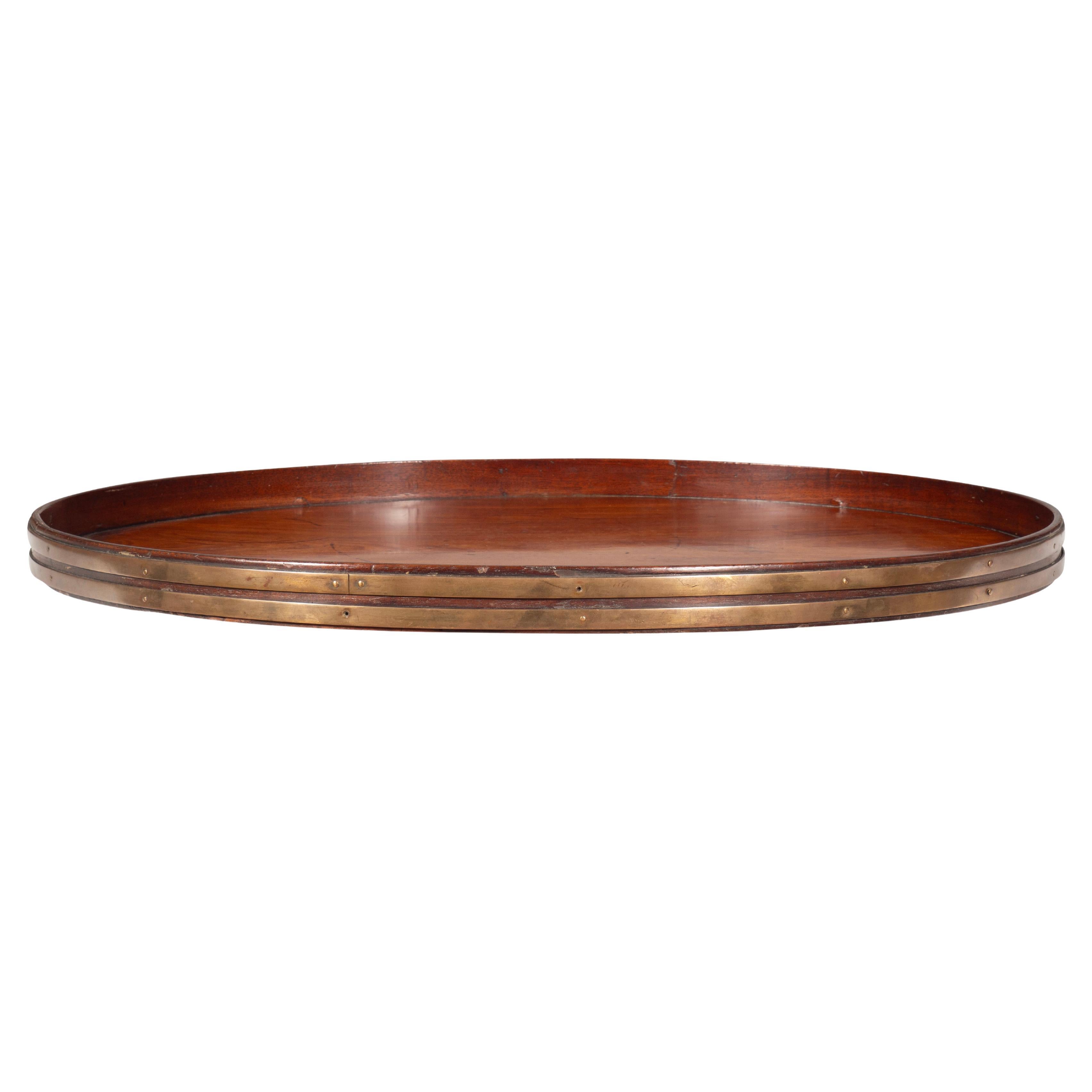 Ovale con una bella patina ricca e con un bordo legato in ottone.